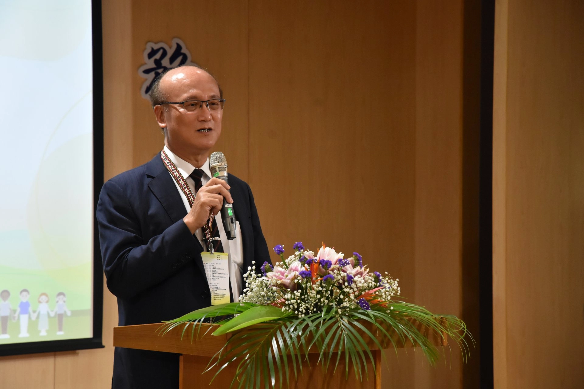 教育部常務次長林騰蛟表示,學務同仁得確保學生在校安全,還得尋找相關資源協助,任務艱巨。