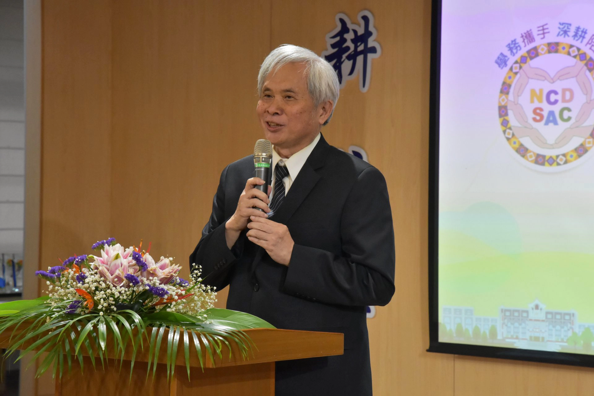 "慈濟教育志業執行長王本榮表示,大學是人格教育養成最後階段,學務工作任重道遠,無法取代。