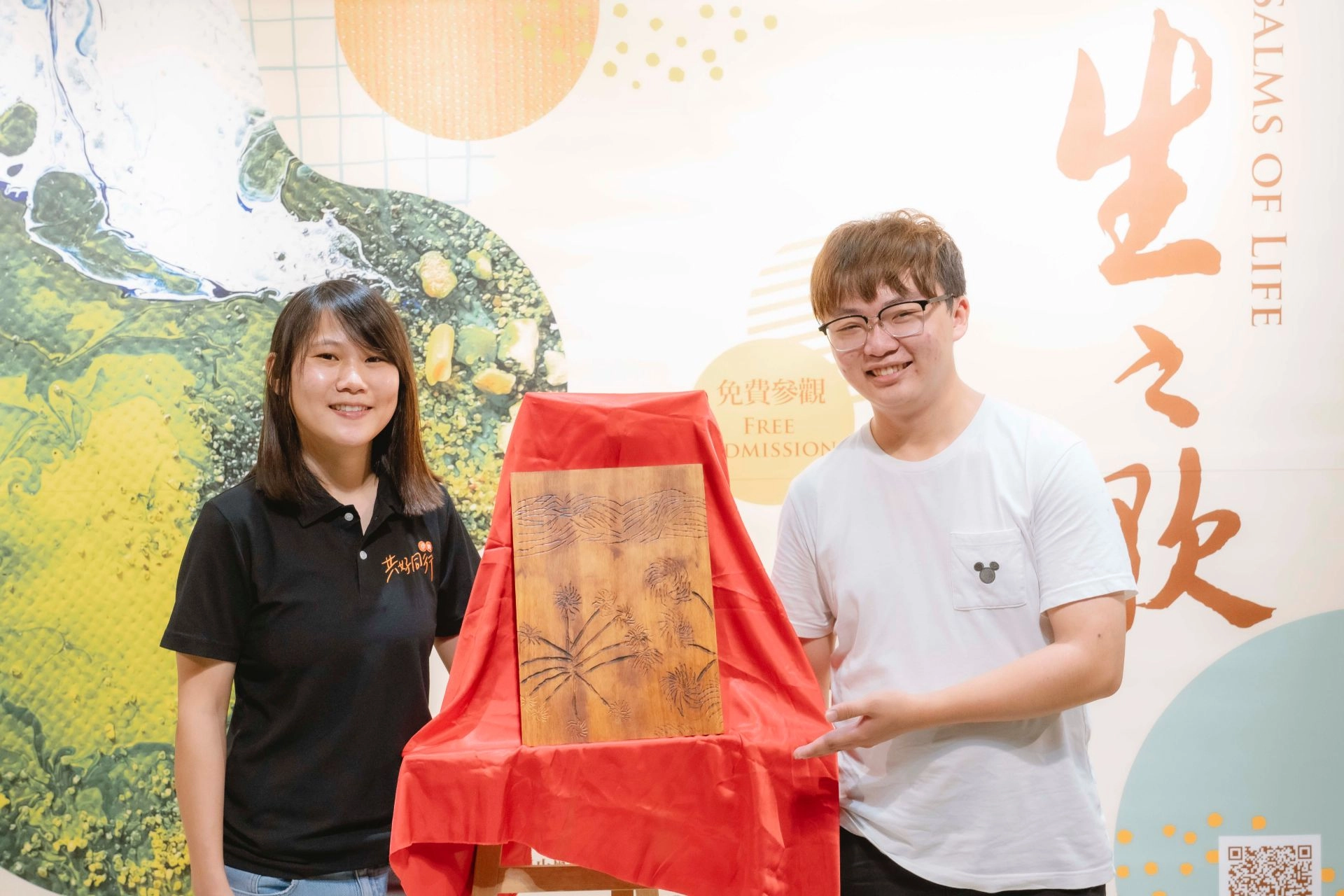 創作者小豪用雕刻作品表現「愛要及時」