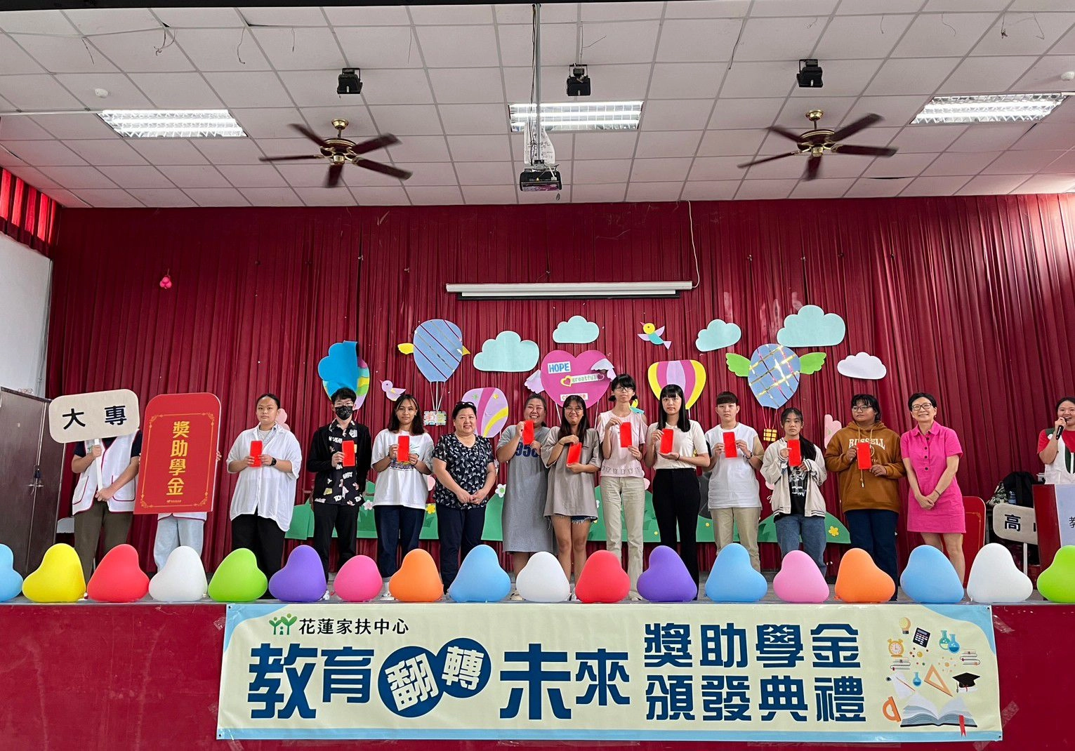 花蓮家扶玉里區扶幼委員頒獎給學子