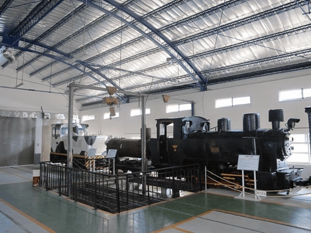 台糖溪湖糖廠蒸汽火車展示館，展示台糖公司早期蒸汽火車頭、機關車、糖廠老照片及鐵道設施等。