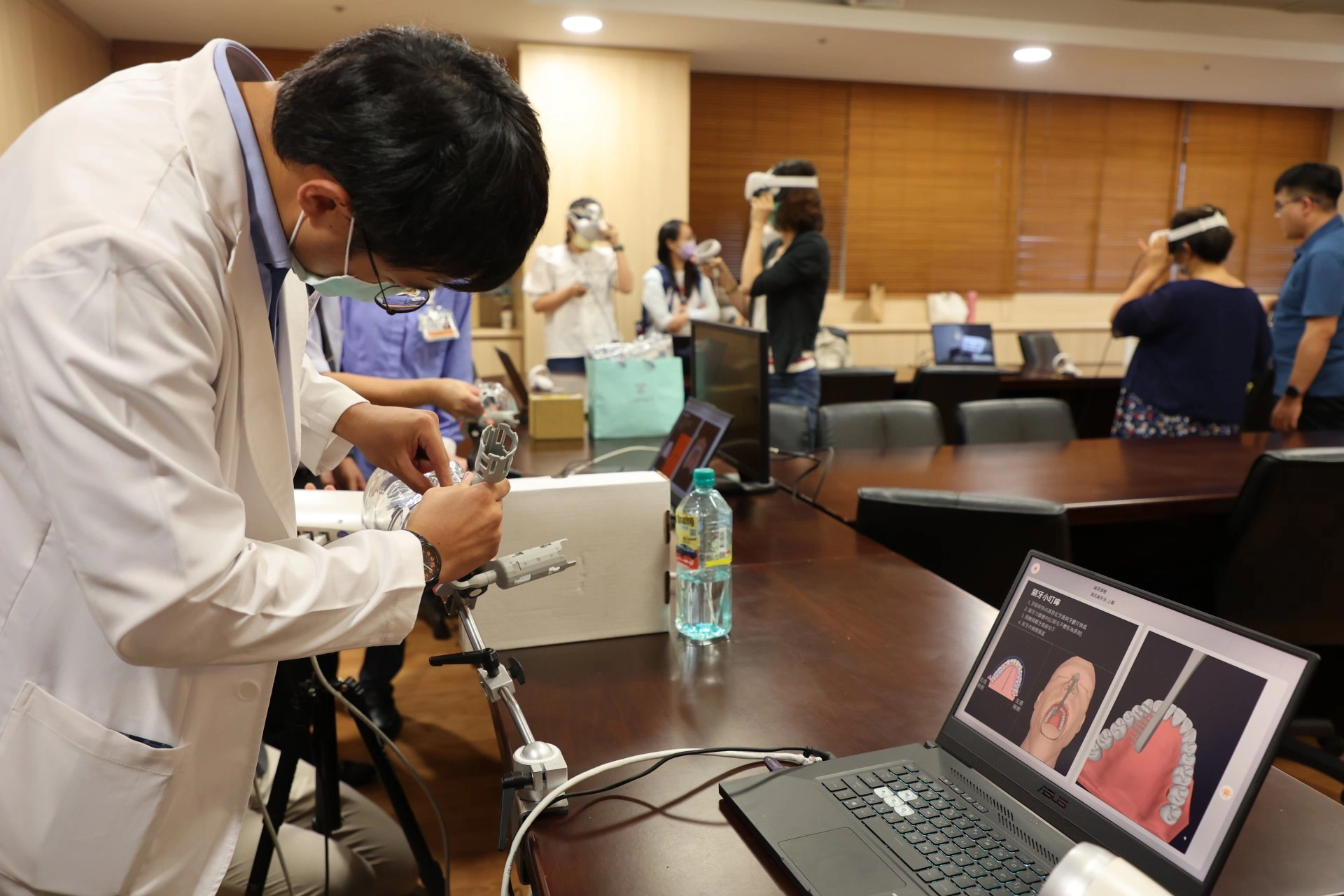 實境體驗課程以模擬教學和模擬實作方式進行,包括口腔照護工具與護理、吞嚥困難評估與飲食質地說明,以及互動式擴增實境與虛擬實境模擬訓練系統。
