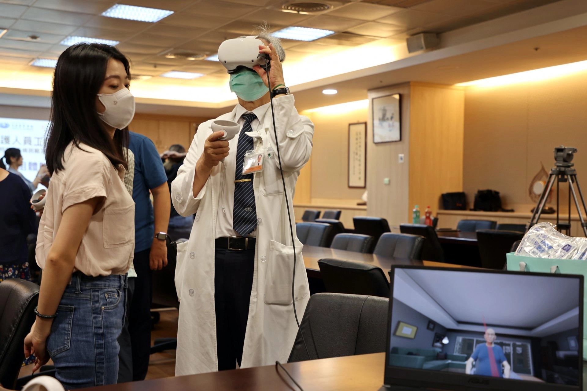 實境體驗課程以模擬教學和模擬實作方式進行,包括口腔照護工具與護理、吞嚥困難評估與飲食質地說明,以及互動式擴增實境與虛擬實境模擬訓練系統。