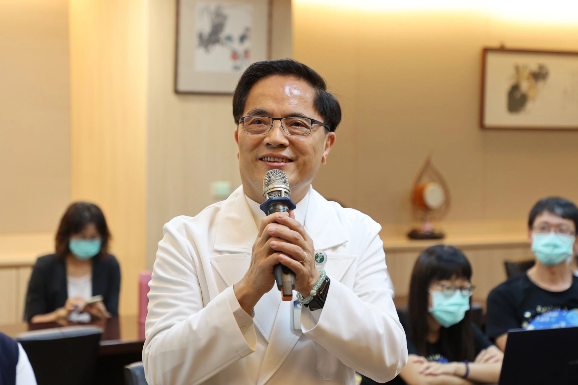 林欣榮院長表示,課程利用實境體驗口腔照護工具,以互動式擴增實境與虛擬實境模擬訓練系統,幫助臨床照護人員提供更完善的醫療與照護服務。