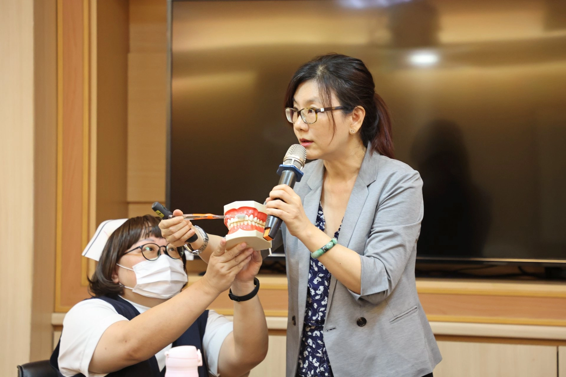 黃曉靈教授以口腔衛生與全身健康的關係,強調口腔衛生、口腔疾病以及系統性的疾病都有所關聯。