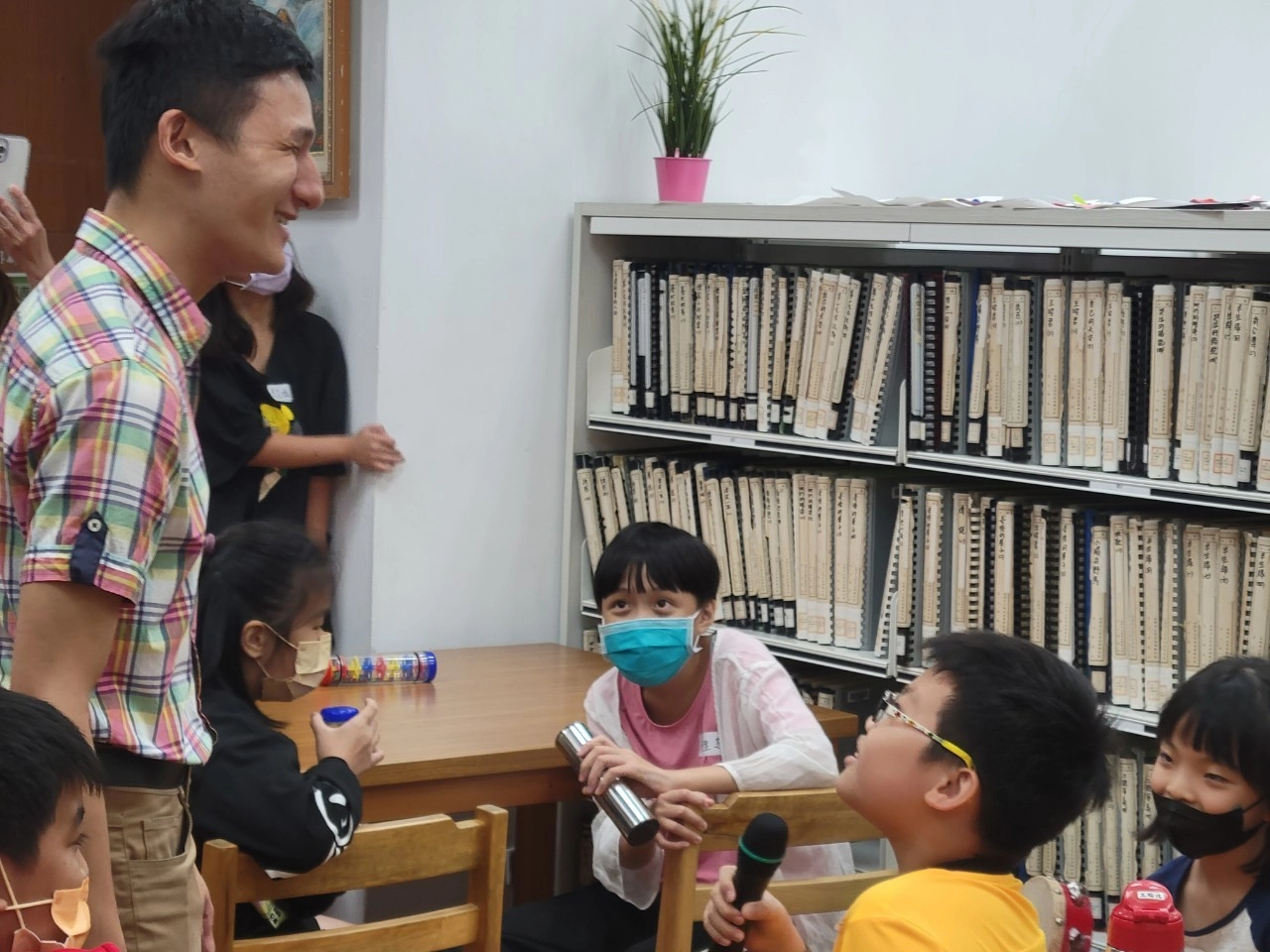 「耳朵帶我去旅行來個聲音輕旅行」講師與小朋友開心互動中,