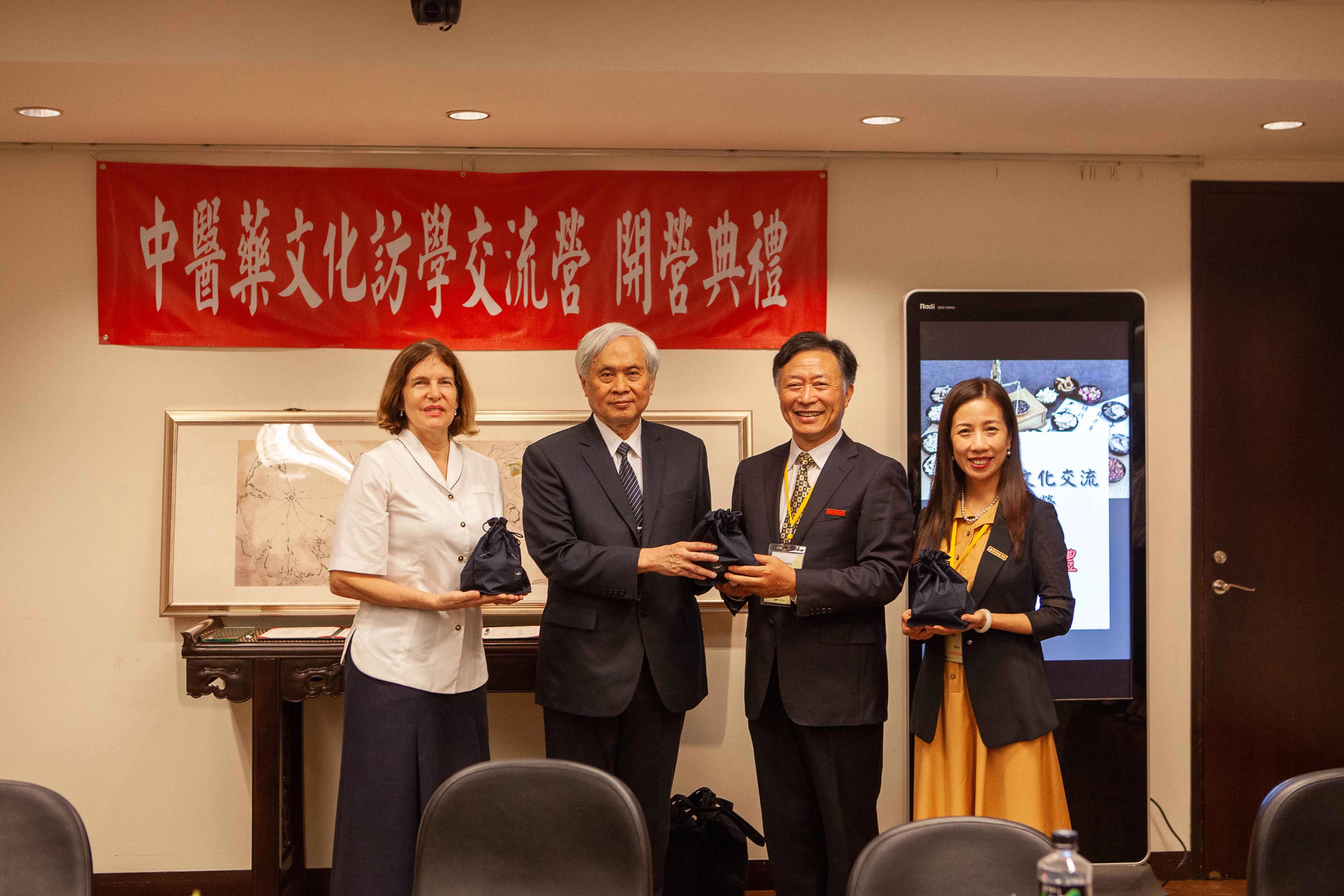 「環保餐具」是學校貼心為南京中醫藥大學師生準備了小禮物,也讓他們感受到環保真的要從自身做起。
