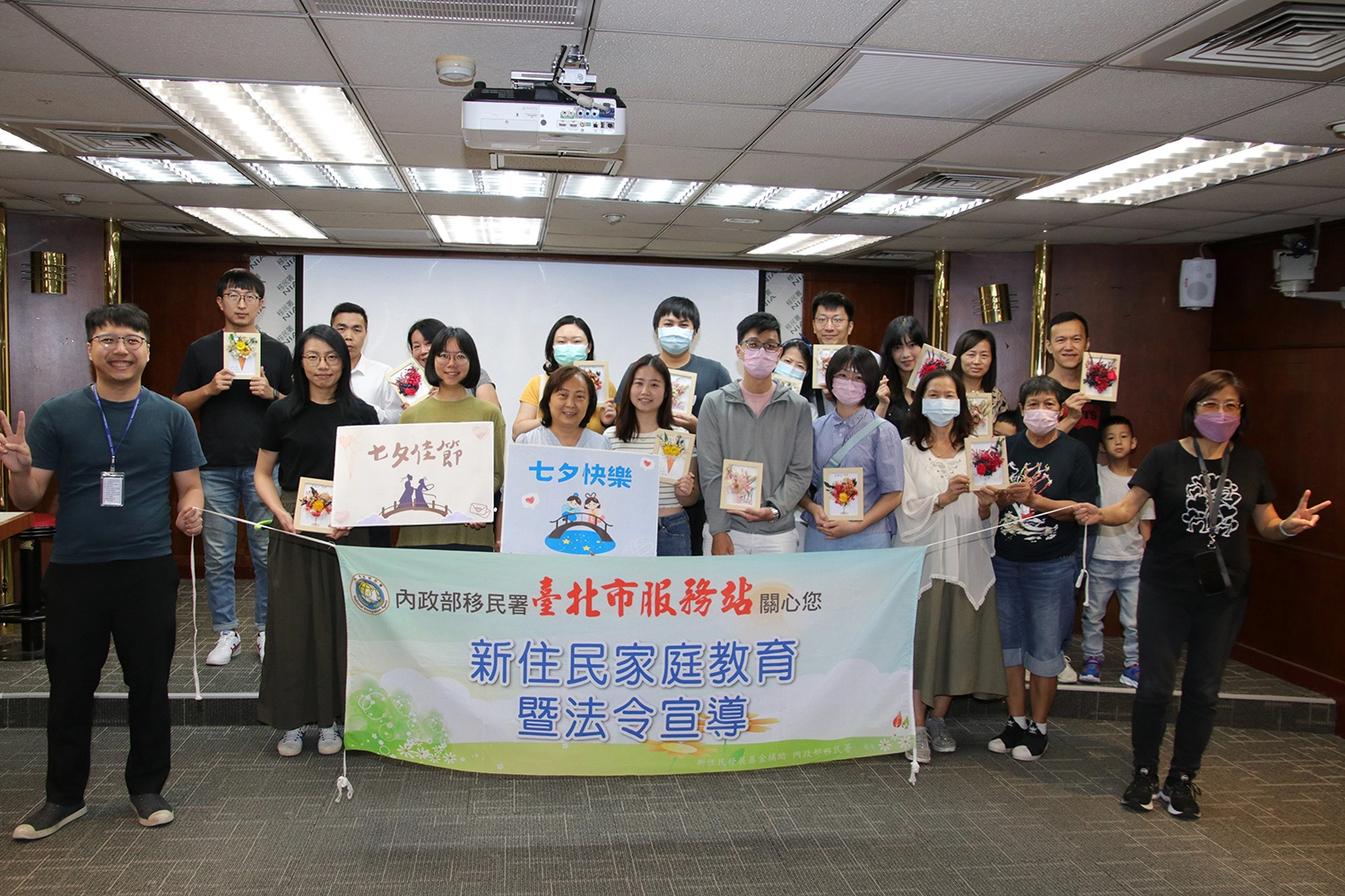 今天是七夕情人節,移民署臺北市服務站教導學員們製作永恆乾燥花相框,將心意放進其中。(前排左三為小鑫、前排左四為臺北市服務站主任蘇慧雯)