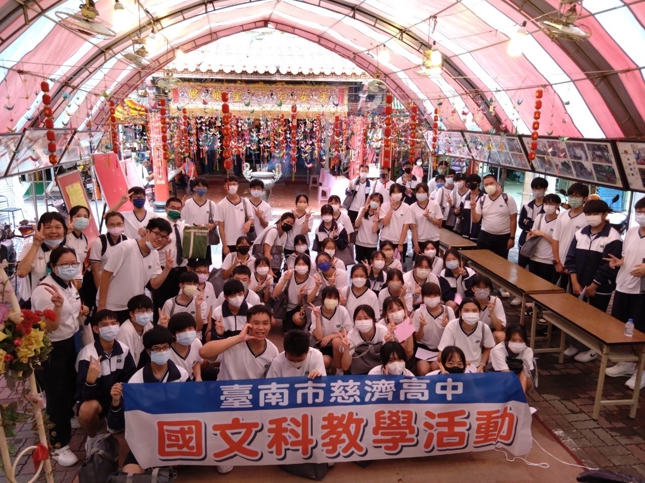 開隆宮前合影,感謝七娘媽在不穩定的天候中給了我們三天好天氣。