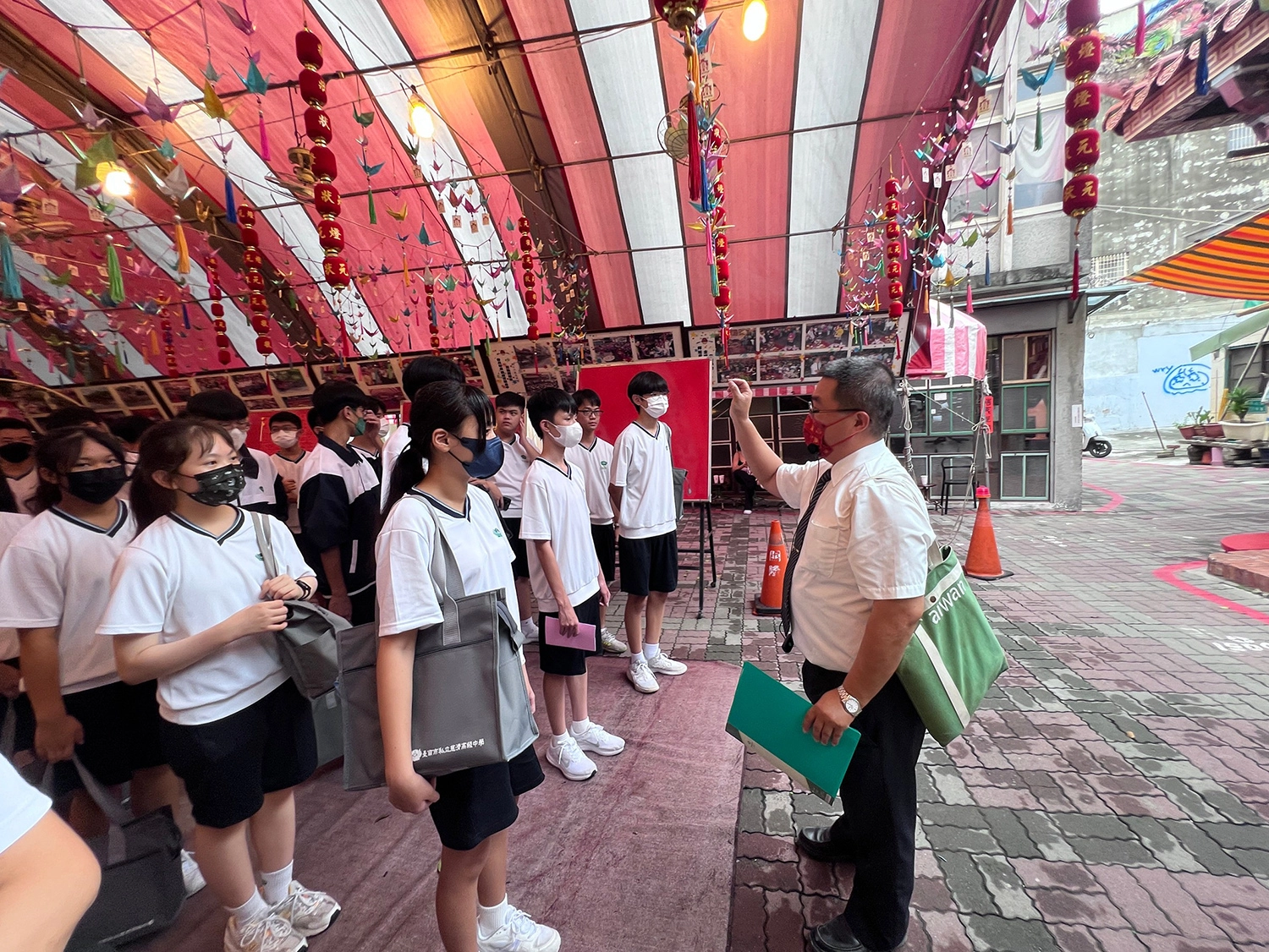 由歷史科嘉祥老師帶領,解說臺南做十六歲的緣由,與開隆宮七娘媽的歷史典故。