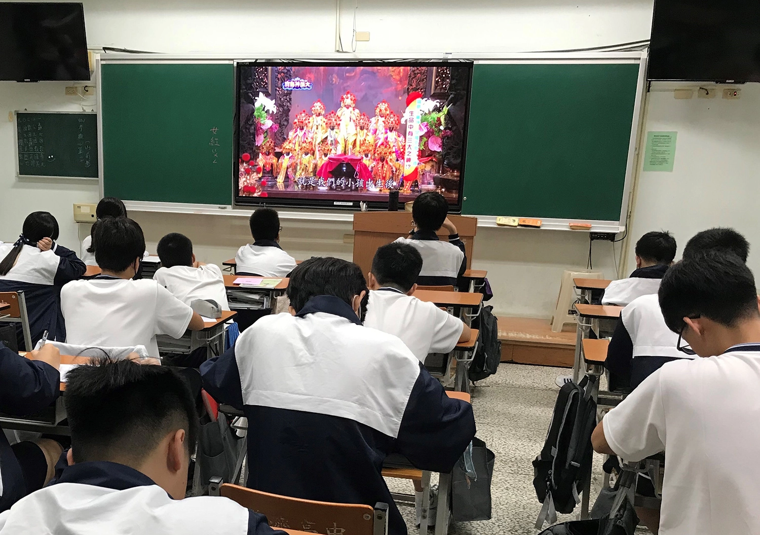 活動前,在課堂中預先介紹七夕的各種文史傳說,學生們認真地記下重點。