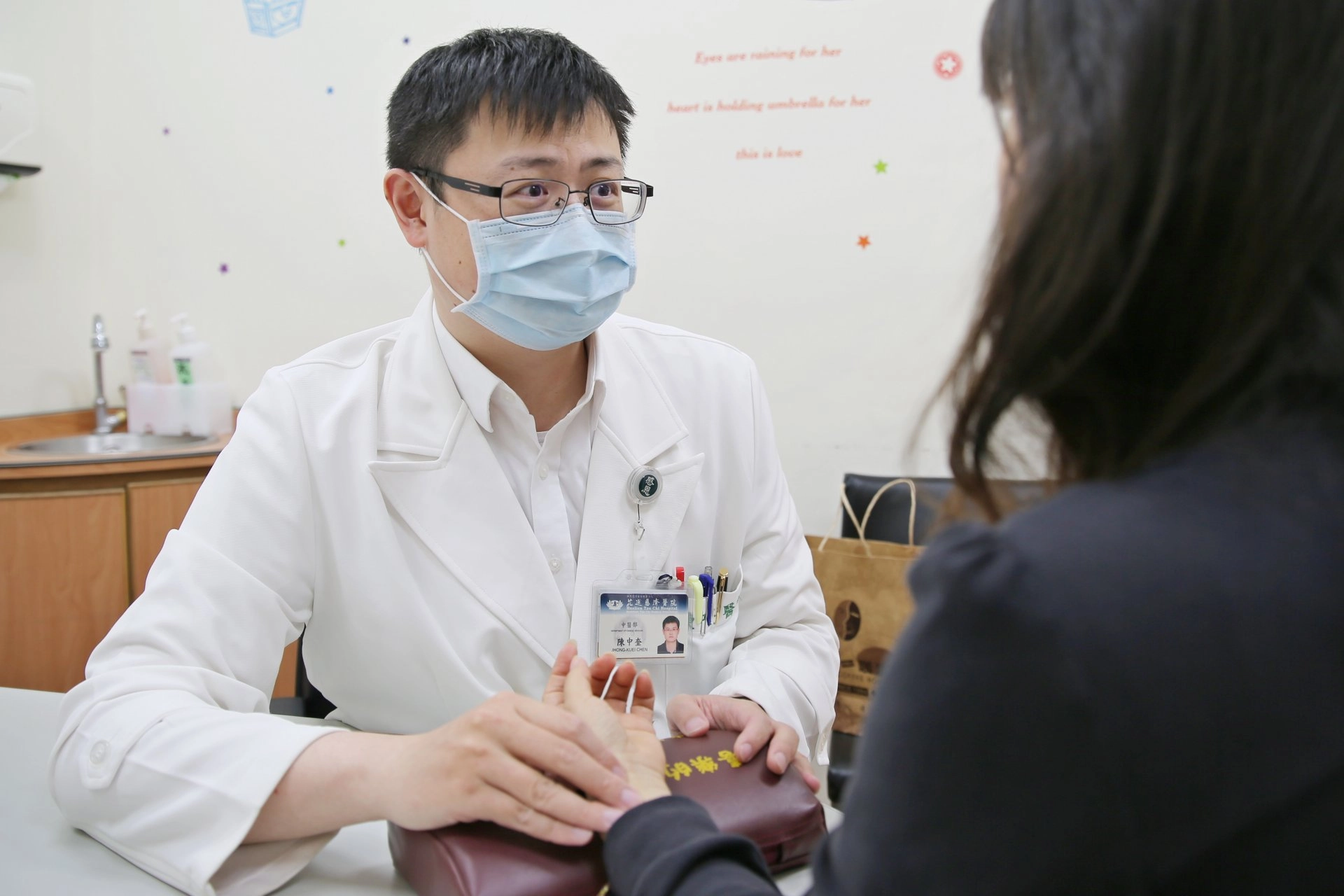 花蓮慈濟醫院中醫師陳中奎表示,按摩手臂上的心經與肺經,以及加強位於心經上的少海穴、肺經上的尺澤穴,都能改善咳嗽並幫助痰液順暢排出。