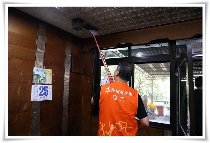 志工協助阿嬤清除天花板的灰塵,給予阿嬤煥然一新的家園