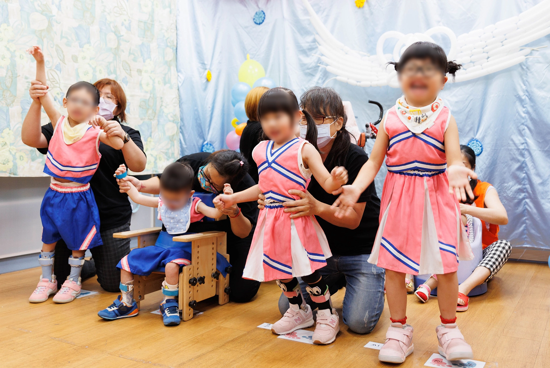 伊甸婦幼家園的慢飛天使們換上可愛的啦啦隊服,以動感的舞蹈表演展現青春活力,為畢典活動增添趣味亮點。