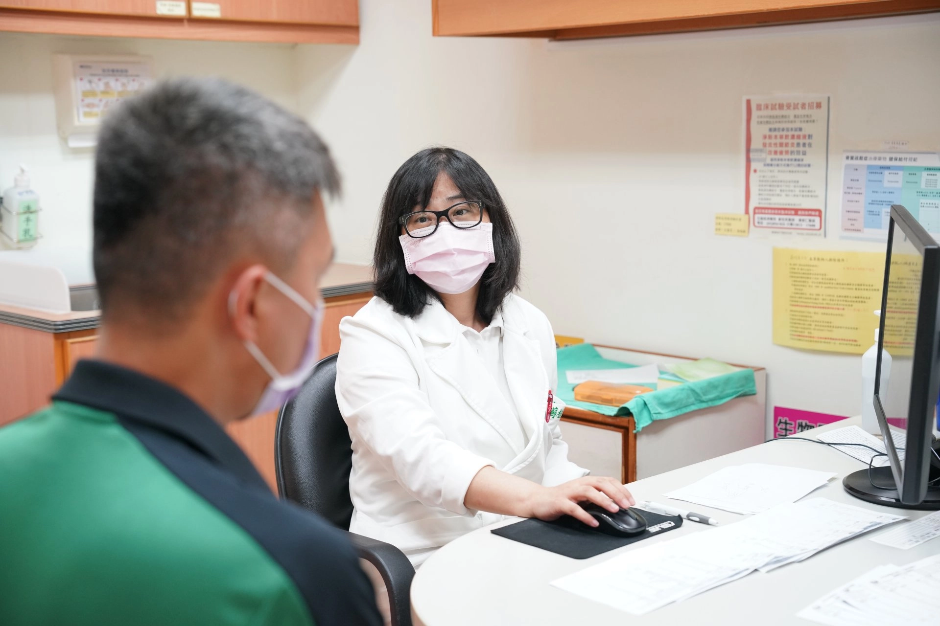 花蓮慈濟醫院風濕免疫科主任蘇桂英指出,病人到院血壓明顯偏低,一度休克失去意識,跨團隊合作,才讓病人及早正確治療。