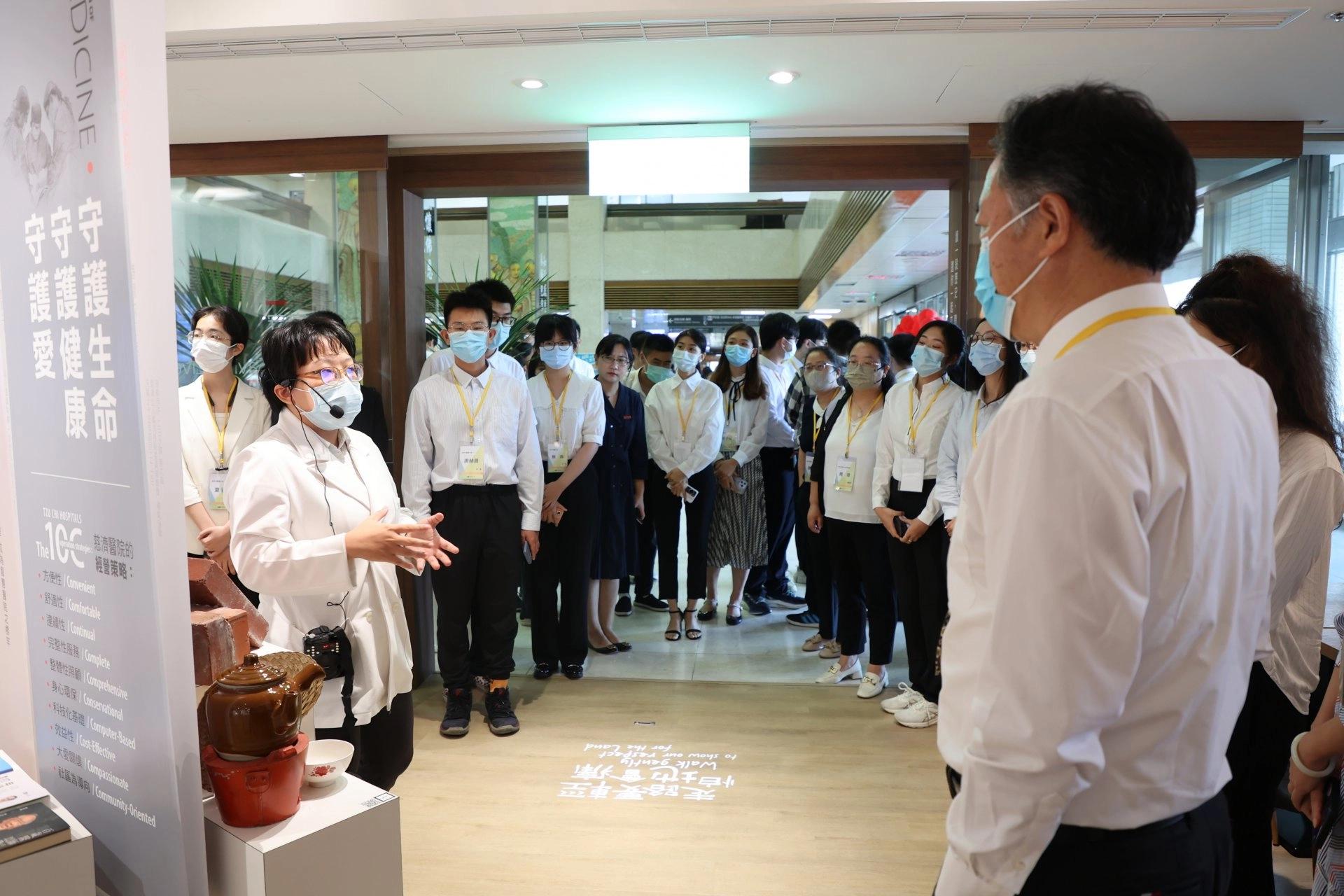中醫師張簡媜鶧導覽大愛醫療溯源館,了解花蓮慈院的啟業,不僅是證嚴法師的悲願,也是累積無數人的愛與善,以及醫護、醫技、行政同仁的投入,才有今日的規模。