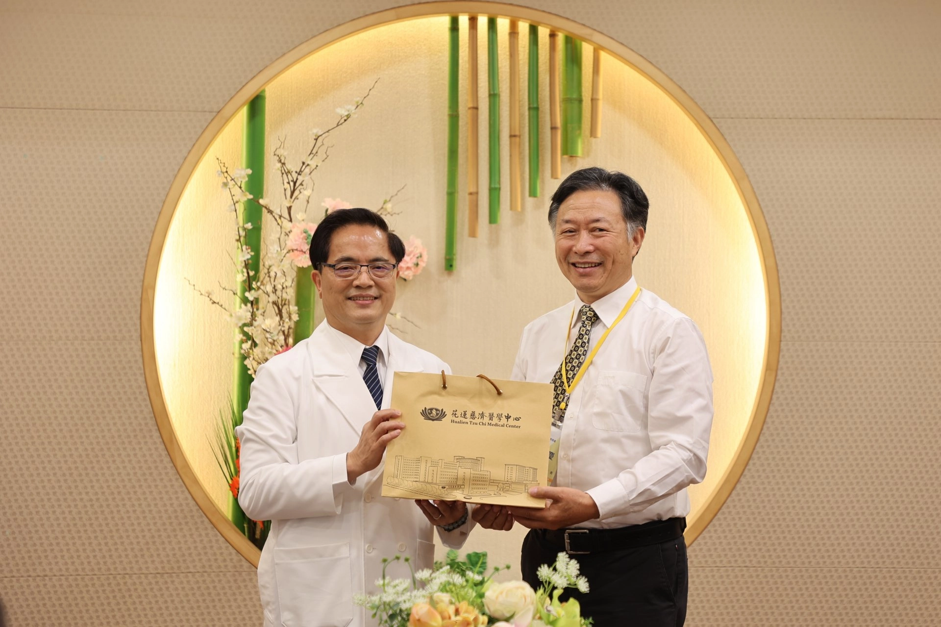 院長林欣榮(左)致贈結緣品給南京中醫藥大學教務長狄留慶(右)。