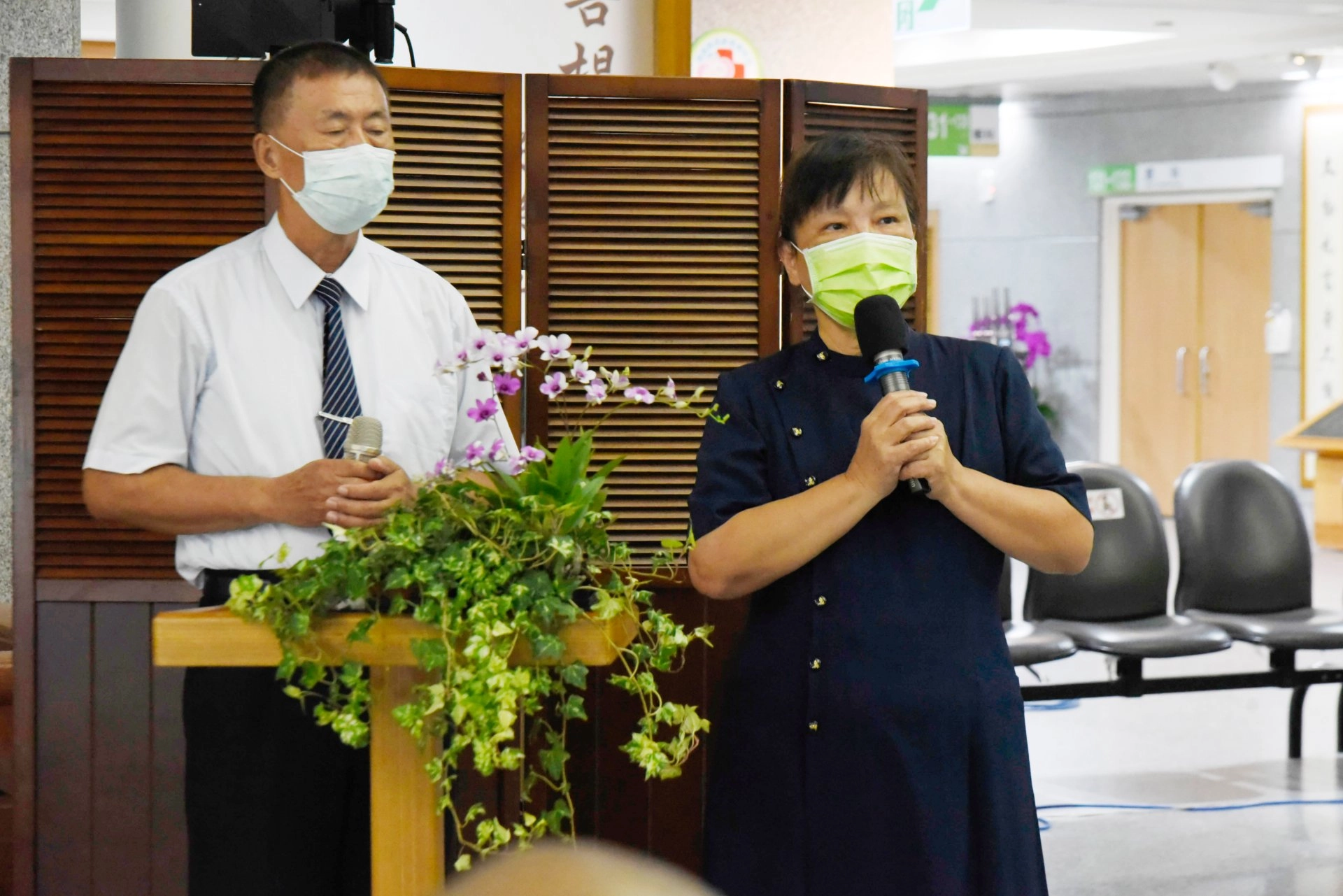 嘉義區慈濟志工張麗淑師姊、李維慶師兄也來到祈福會現場,分享慈濟志工如何在社區投入慈善工作,用愛來撫慰需要關懷的人。