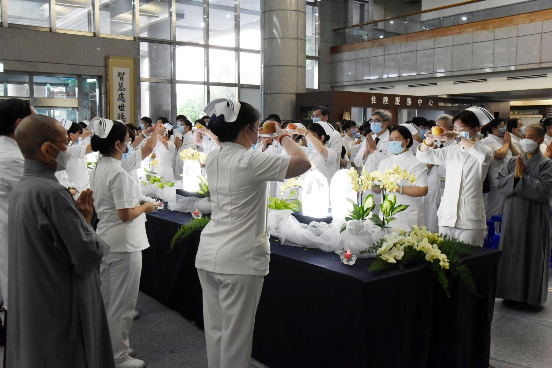 在精舍師父德枰師父、德柱師父引領院長室主管、醫護同仁,以莊嚴的獻貢儀式揭開序幕。