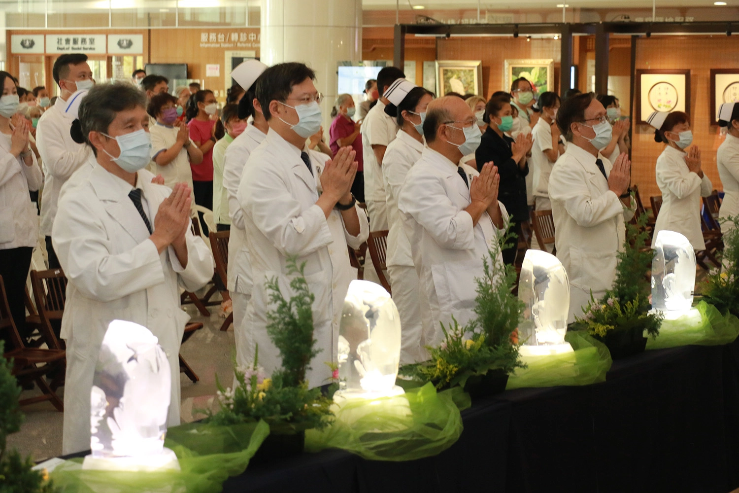 醫護人員獻供燈、花、果,禮敬諸佛,醫療行政團隊戒慎虔誠祈福。