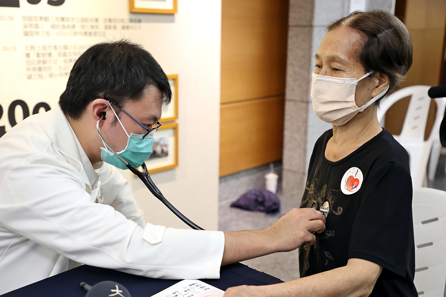 心臟內科醫師為民眾「聽心音,找心病」。