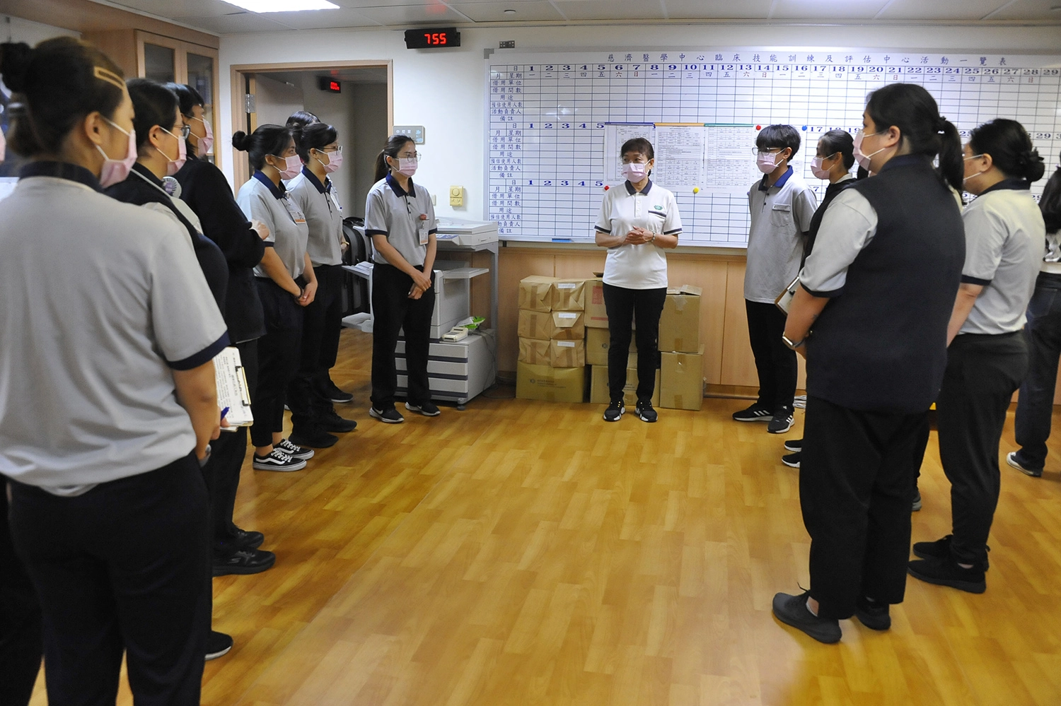 花蓮慈院27日舉行長照服務OSCE情境模擬演練工作坊,謝美玲老師(中)向所有工作人員達成共識。