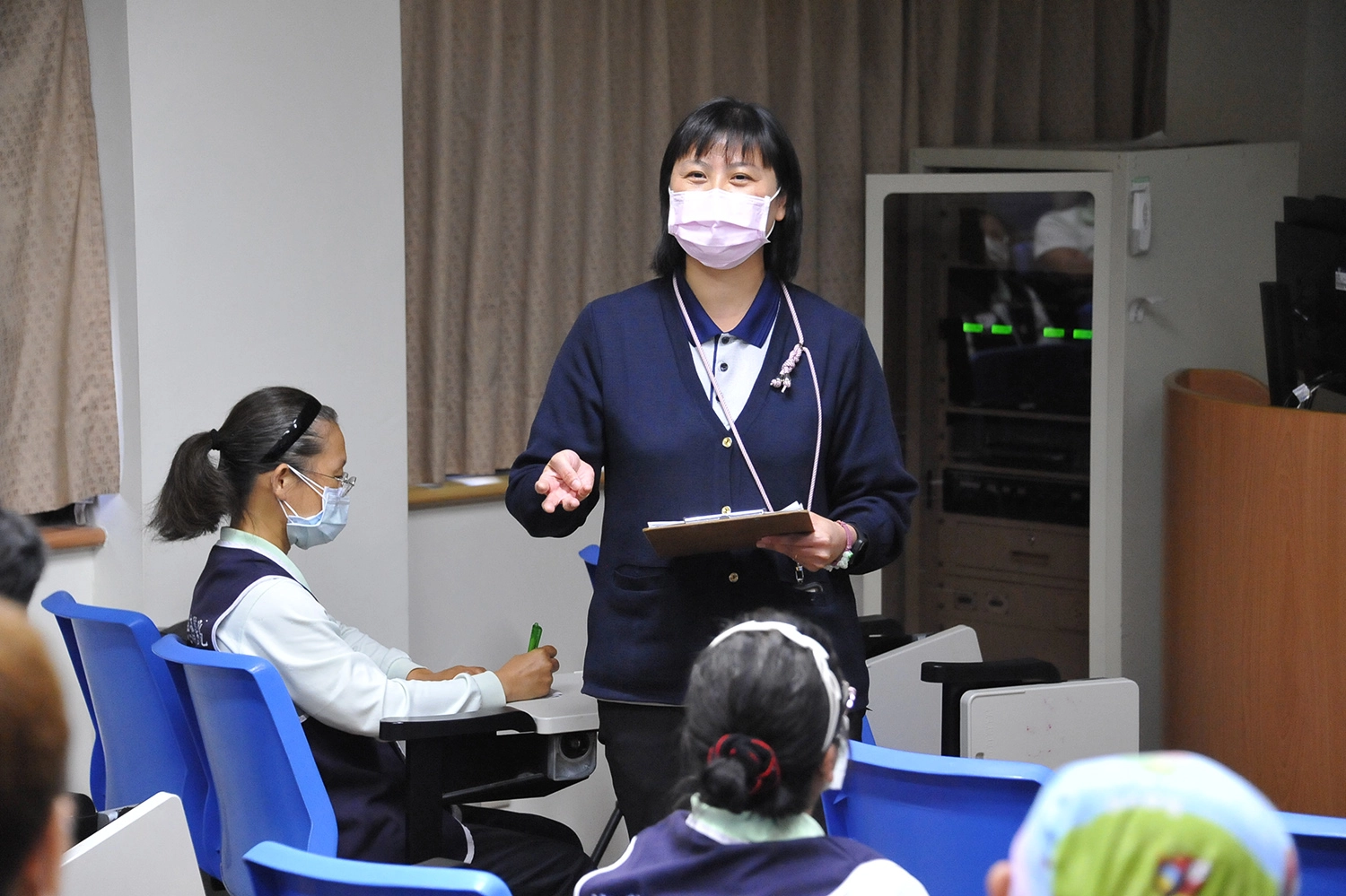 引導師吳麗月護理師表示,這次演練題有「跌倒怎麼辦?」,學員進場要先評估輔具、服裝、鞋具是否適切。