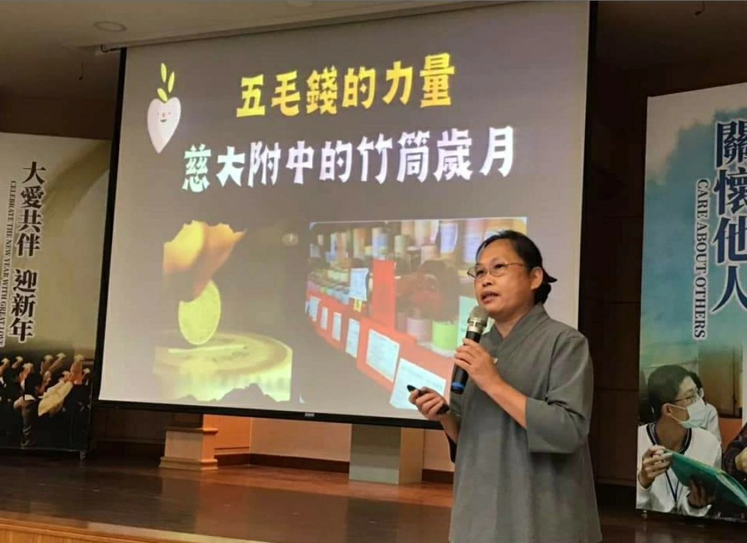 蘇秋碧主任分享慈中的竹筒歲月。