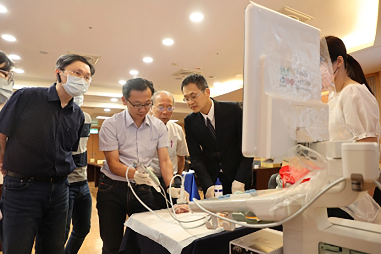 工作坊安排了實作課程,台中慈院乳醫中心主任林金瑤醫師現場示範,模擬進行真空吸引輔助乳房腫瘤切除術(VABB)。