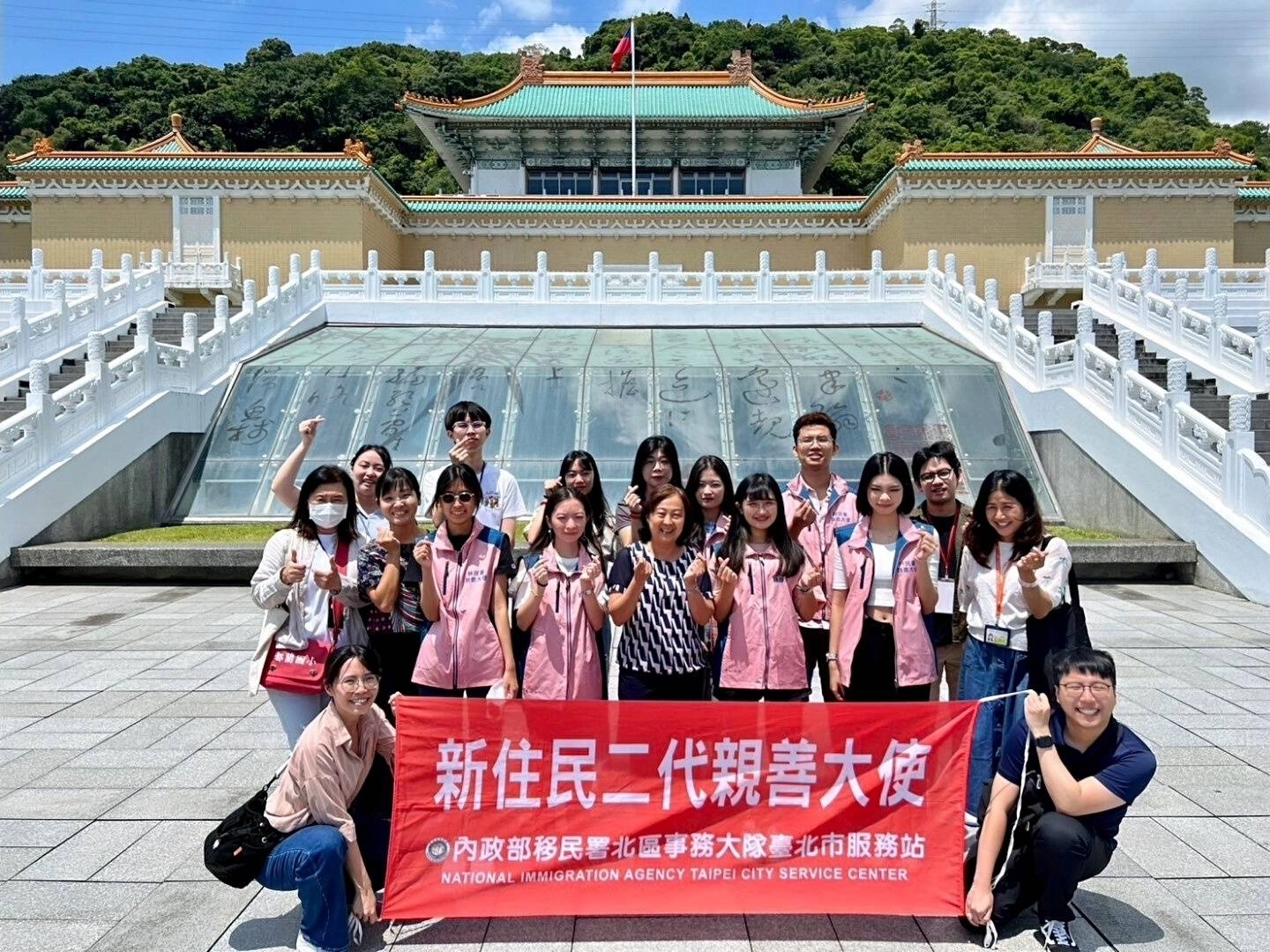 移民署新二代親善大使探索故宮文物。(左一揹紅書包者為故宮教育推廣科康綉蘭科長,右四為移民署臺北市服務站主任蘇慧雯)