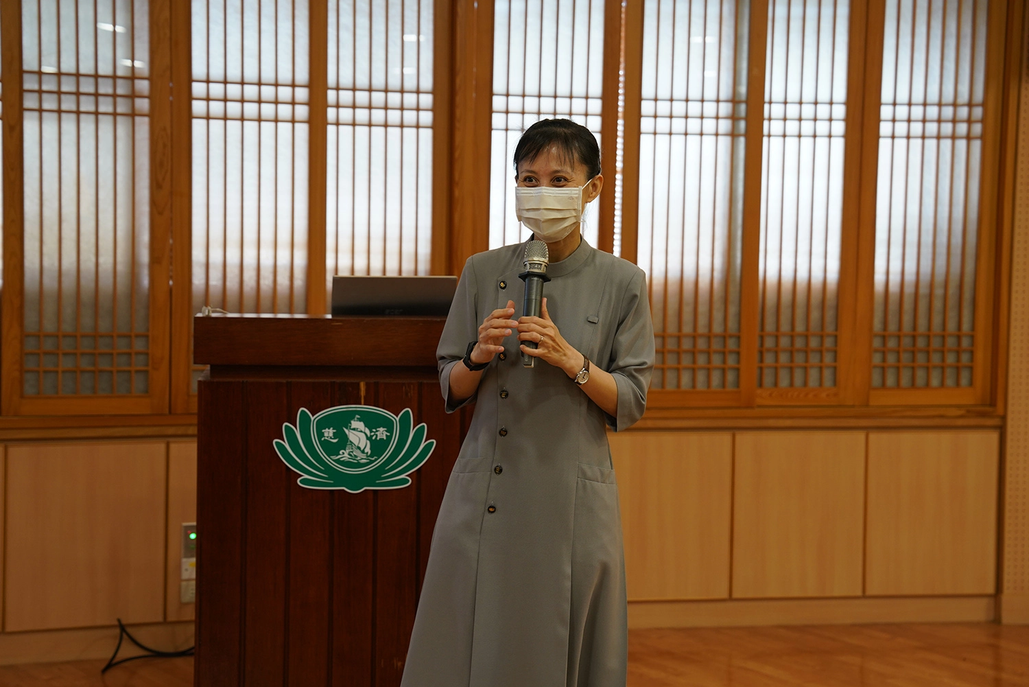 勞動部職業安全衛生署北區職業安全衛生中心與花蓮慈濟醫院職業安全衛生室合辦「營造業職業衛生與戶外作業熱危害預防說明會」,由花蓮慈院人力資源室劉曉諭主任引言介紹雙方合作緣起。