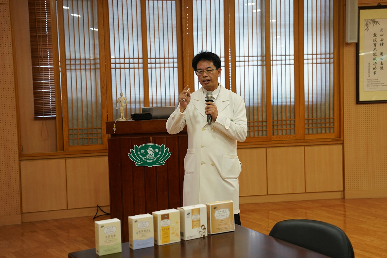 花蓮慈院何宗融副院長主講「中醫在熱危害之緊急處理方式暨花蓮慈濟醫院中西合療」,他也提到,花蓮慈院在淨斯本草飲研發上,透過食藥兩用方式,動物實驗發現具有抑制多靶點,可改善化療藥品小紅莓副作用。
