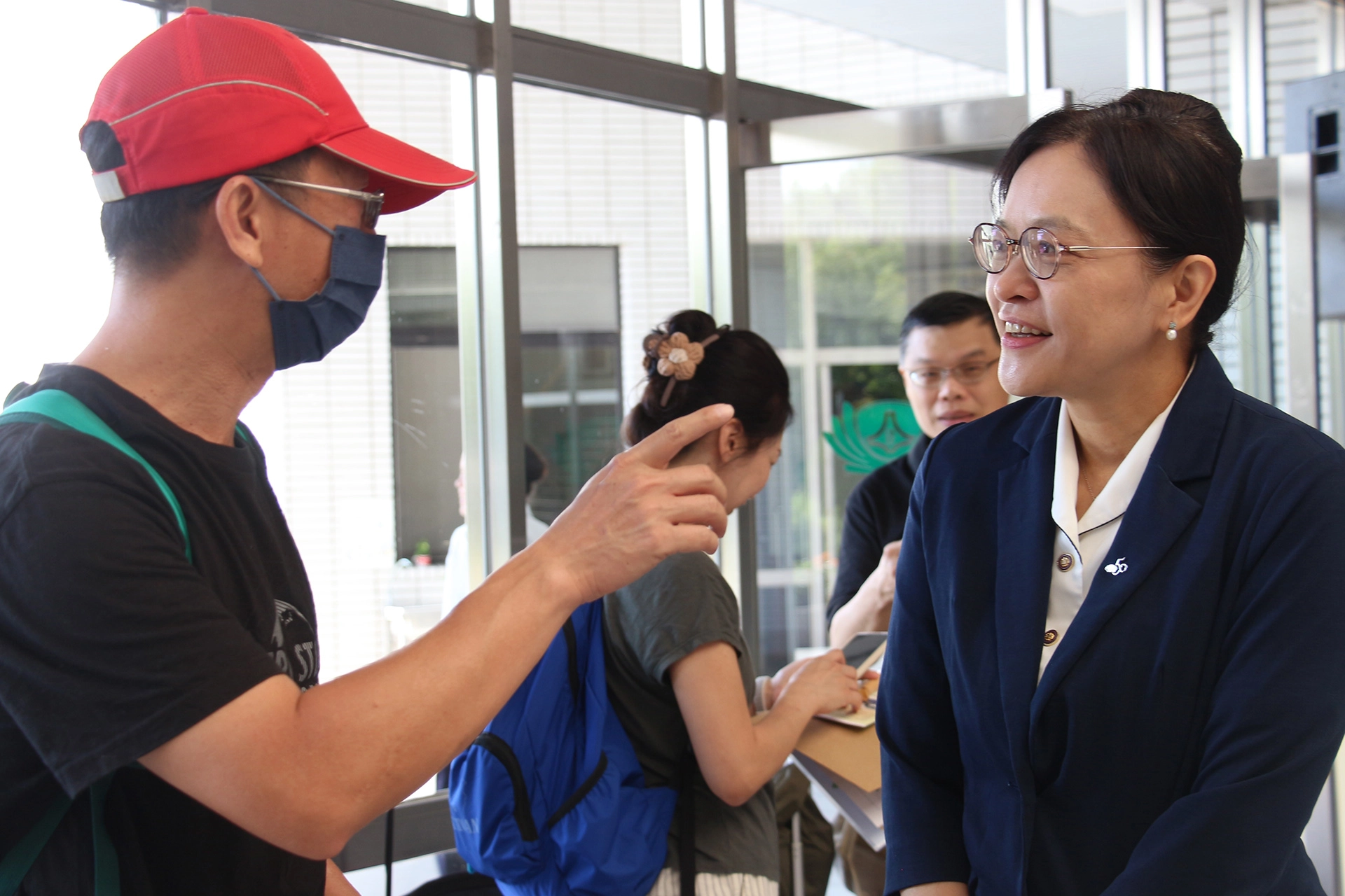 劉怡均校長關心報到情形,詢問一同前來的家長,了解一路到慈大是否順利