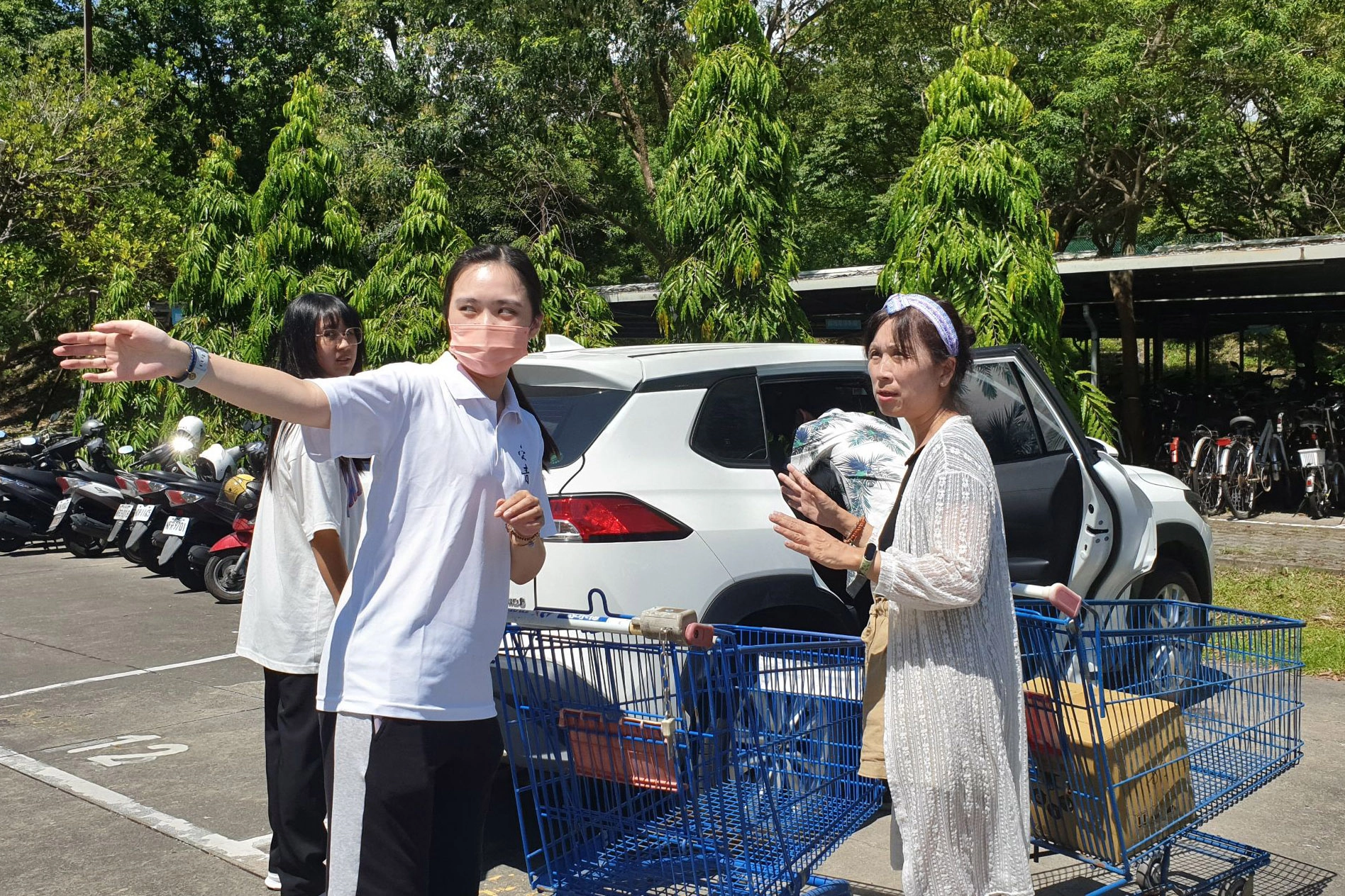 大太陽底下,宿舍區車子一停下,崇青社的同學們馬上上前詢問:「需要幫忙搬行李嗎?一個推車夠嗎?」