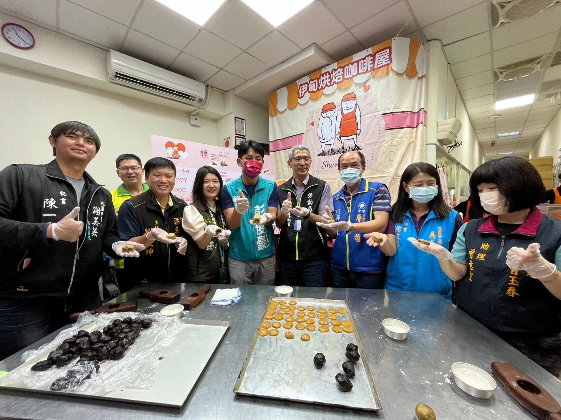 伊甸邀請貴賓體驗製作新產品「廣式紅棗桂圓月餅」,讓其感受真材實料的月餅及身障職人的好手藝。