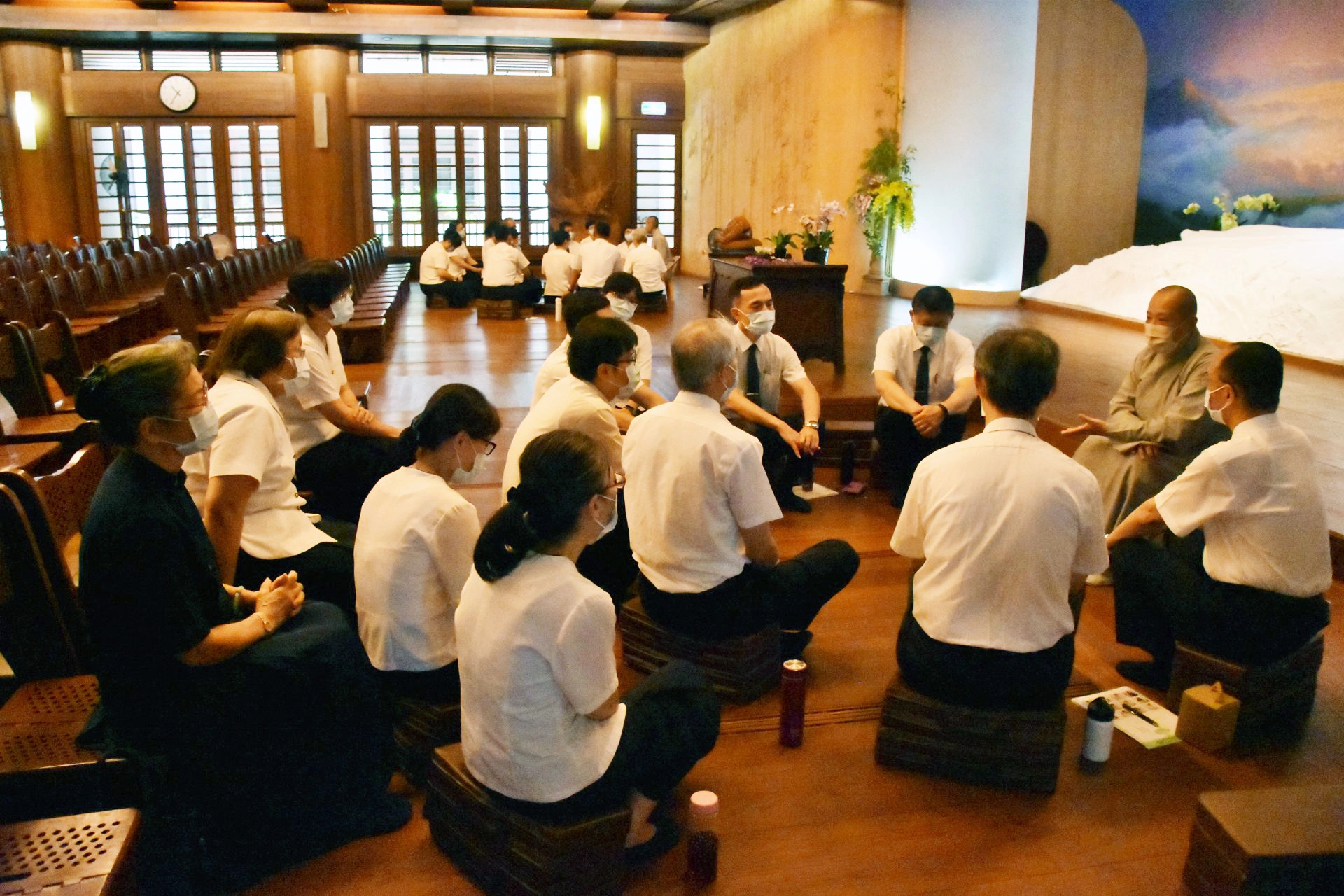 法髓相傳」精舍常住師父與教職員交流。