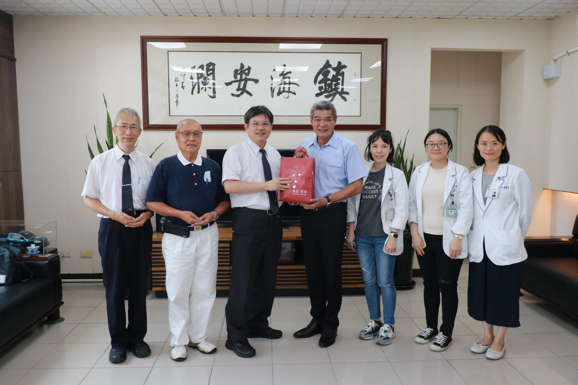 海巡署中部分署分署長王正信(右四)感恩余政展主任(左三)的分享,守護海巡同仁的身心健康。