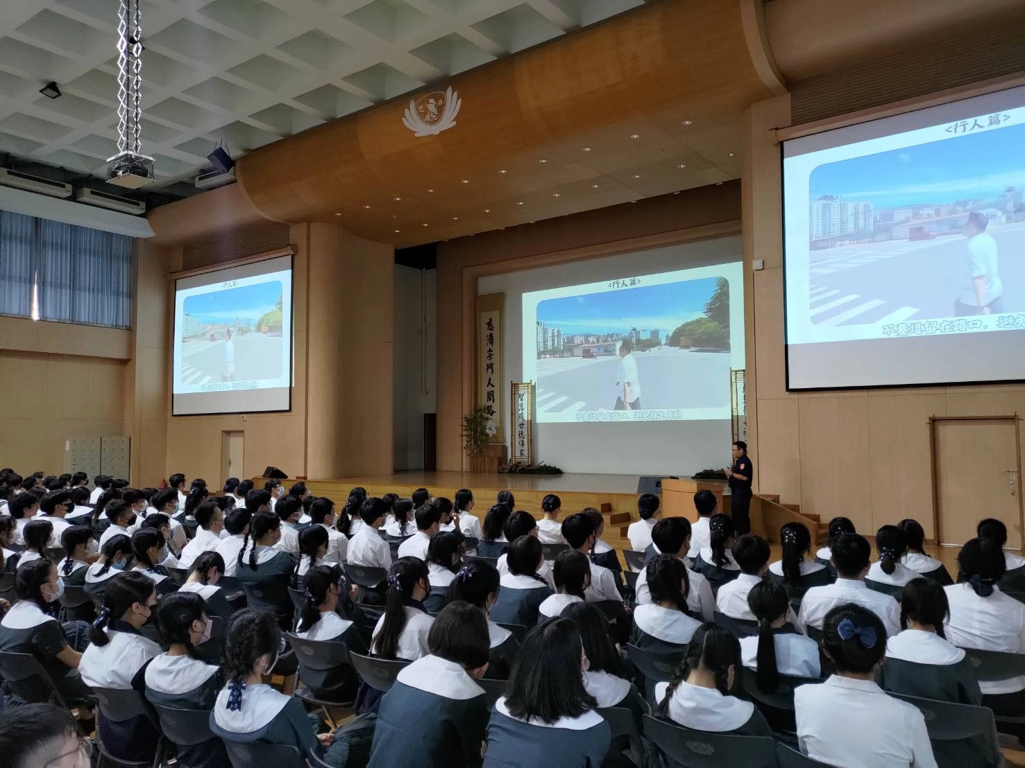 第四分局員警進行友善校園宣導,以實際案例加強同學危機意識。