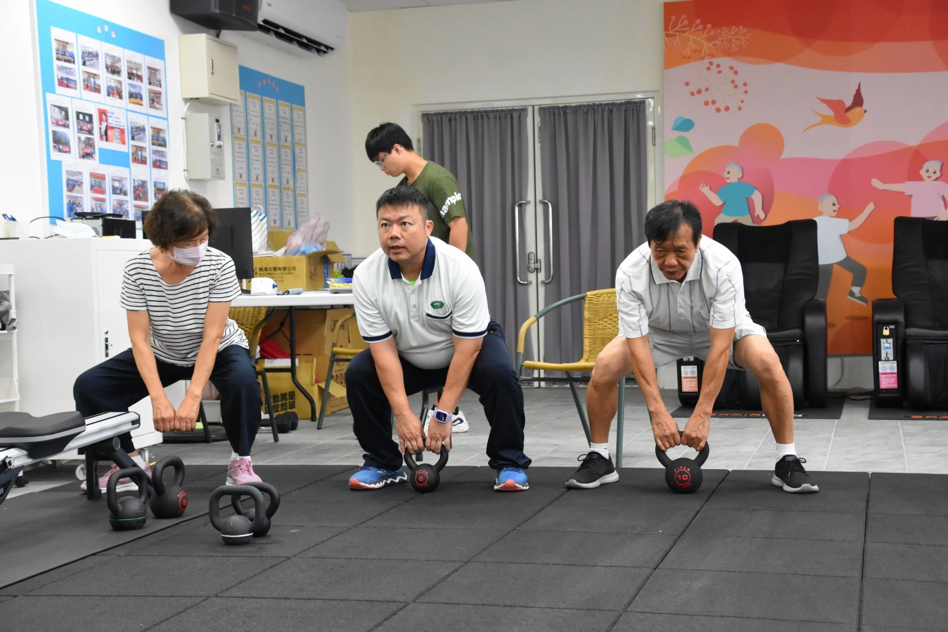 每堂課都有完整熱身、徒手、器材到伸展,專業教練一對一說明指導。