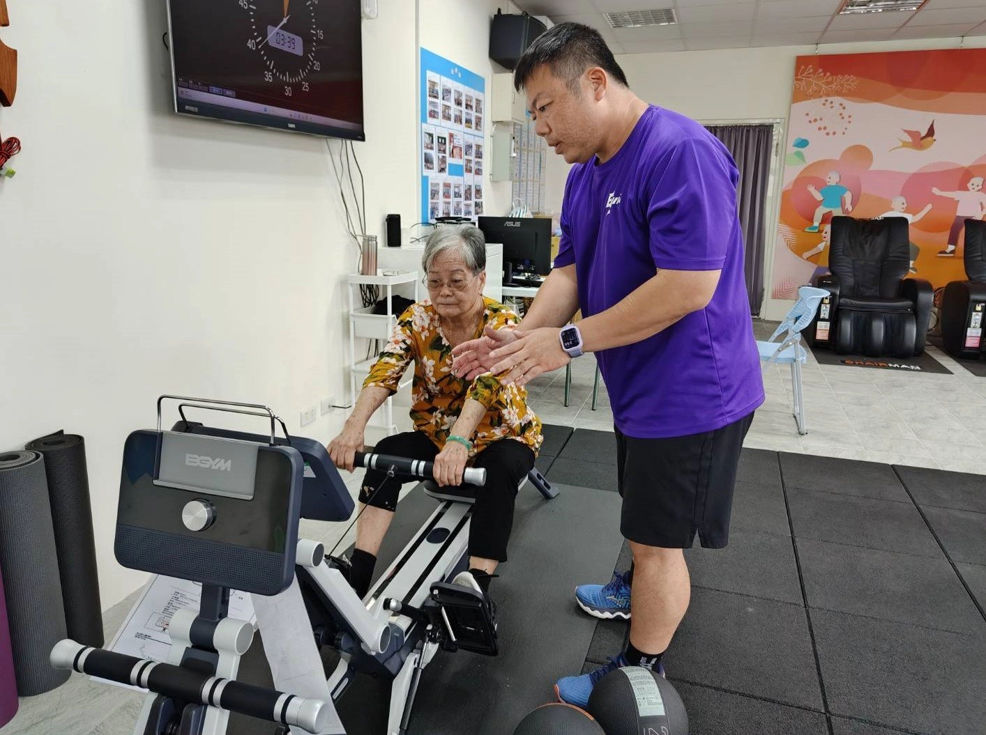 80歲曾阿嬤,即使髖關節曾動過手術,不太能做外展動作,但依舊認真鍛鍊。