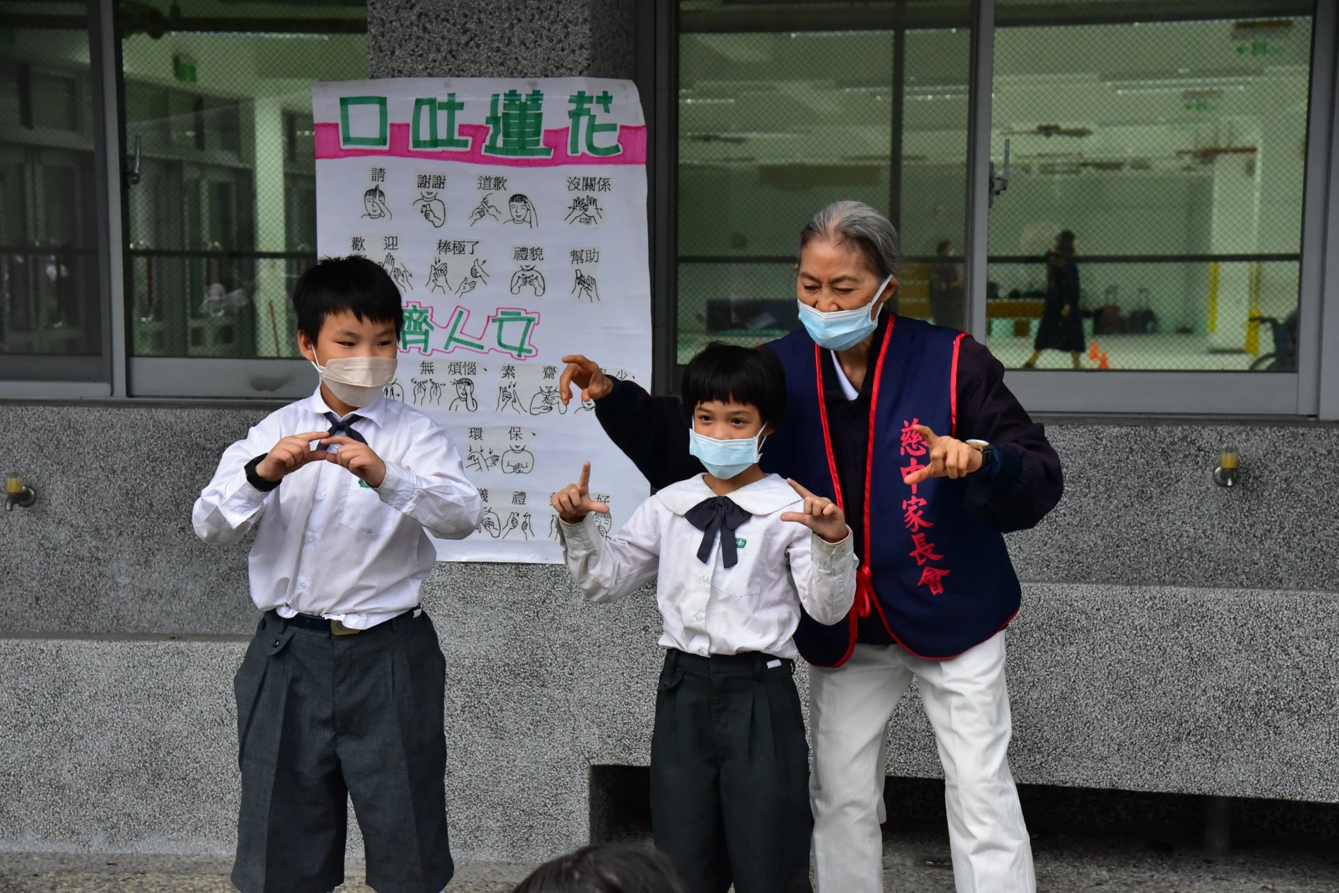 大家一起來學手語,遇到聽障的人士就用得上喔!