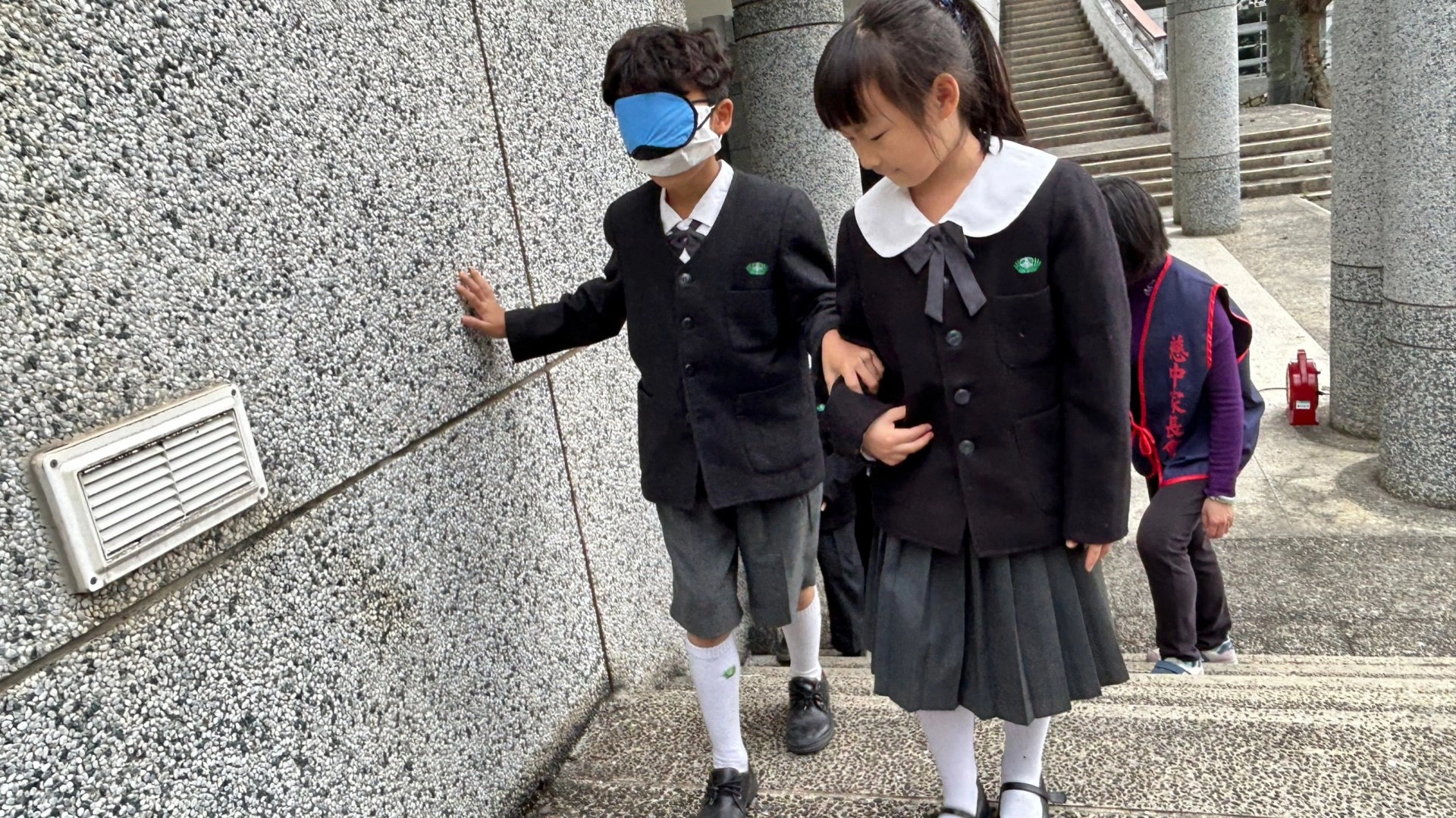 二年級孩子在難行能行一站中,體驗視障者上下樓梯的辛苦