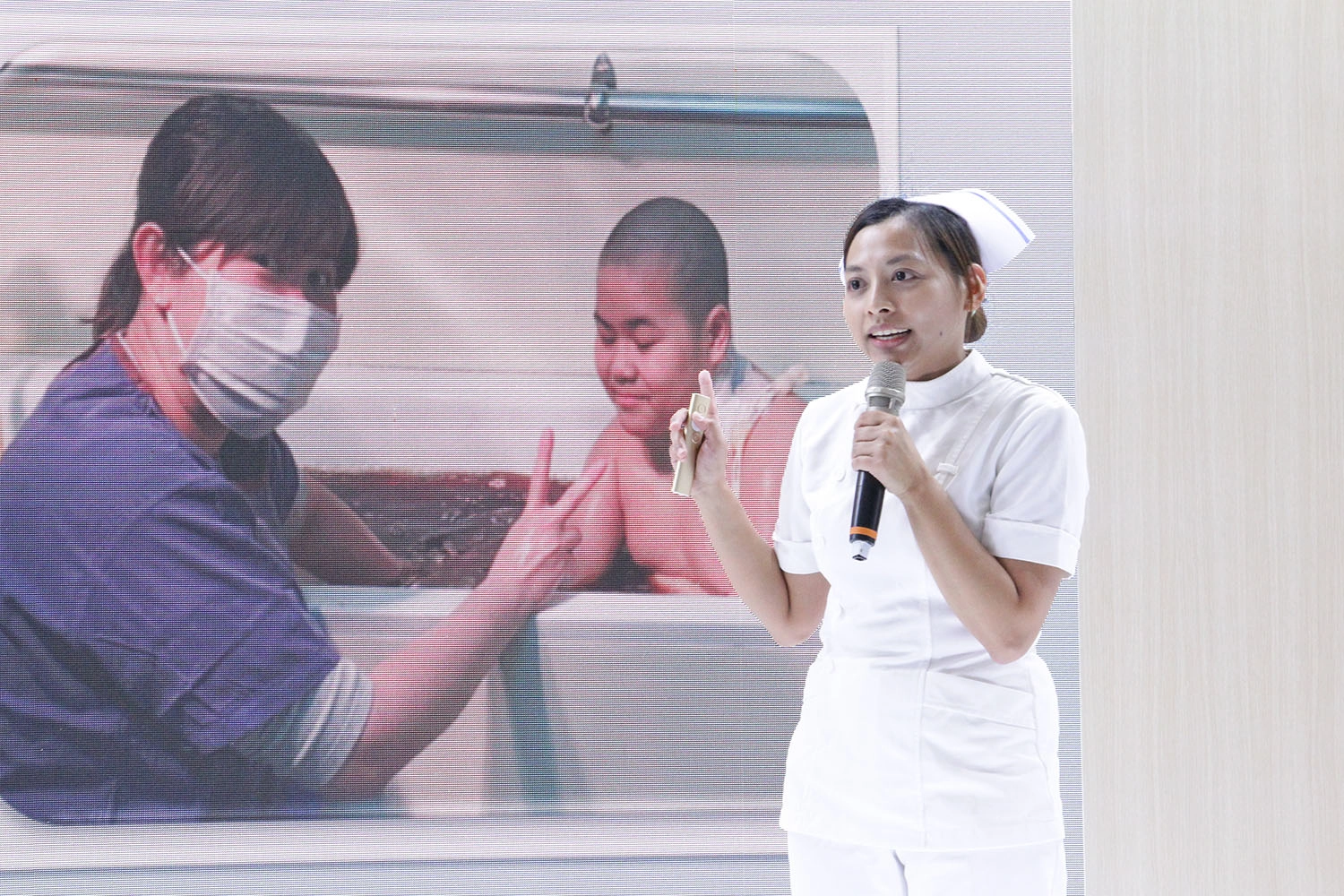 花蓮慈醫院護理部團隊在2023台灣醫療科技展專家講座中,由兒科病房護理長李依蓉、副護理長宋景歡,分享護理團隊用專業、用愛、同理心跨越語言的藩籬,照護來臺接受造血幹細胞治療的越南血癌小朋友阿福以及家長。