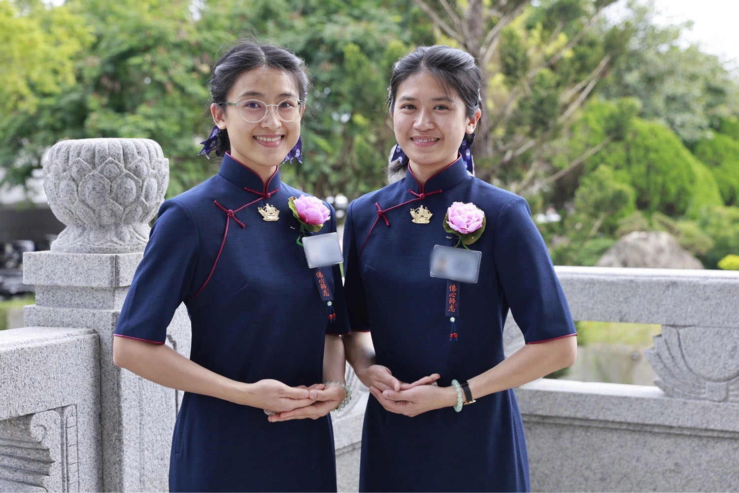 來自澳洲的姊妹花鍾馨惠(右)、鍾馨晏(左)從小加入慈濟。大學一起參加慈青社,12月2日他們一起受證成為慈濟委員。(攝影:沈萬清)