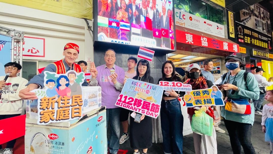快閃活動現場拍照打卡分享移民節活動訊息,即可獲得好吃的土耳其冰淇淋以及移民節活動當天的摸彩券