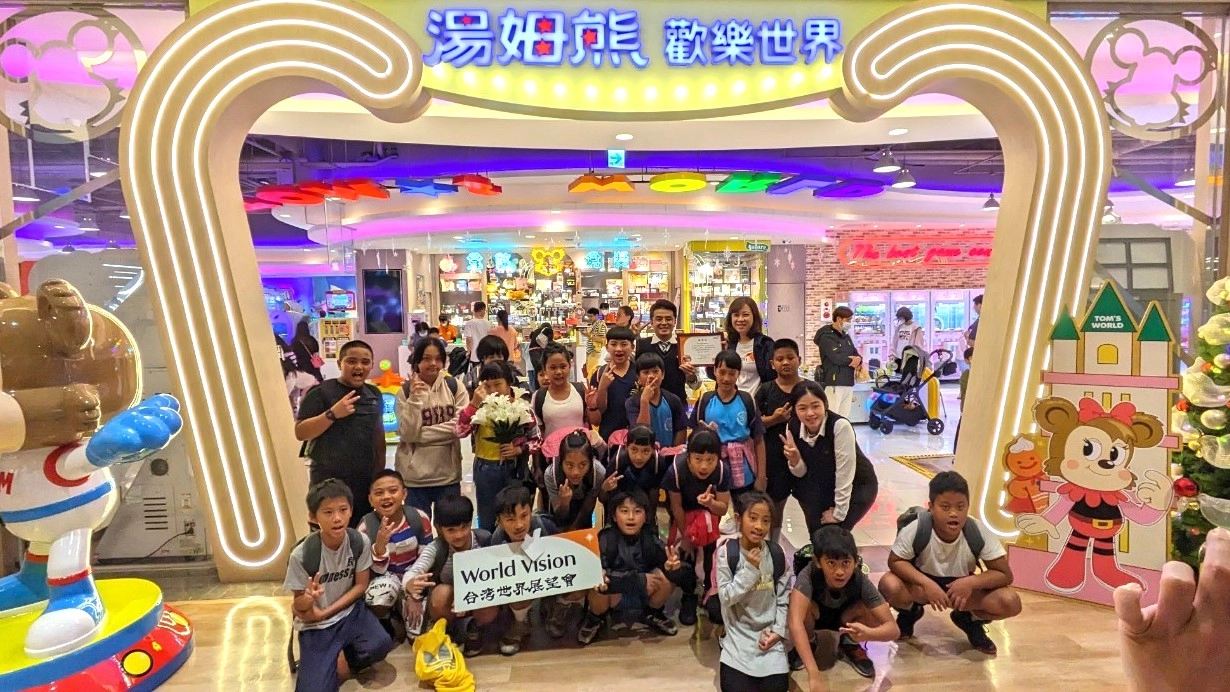 湯姆熊歡樂世界高雄岡山樂購廣場店提供免費遊戲代幣,讓多納國小歌謠隊的兒少們於演出活動前至館內開心遊玩