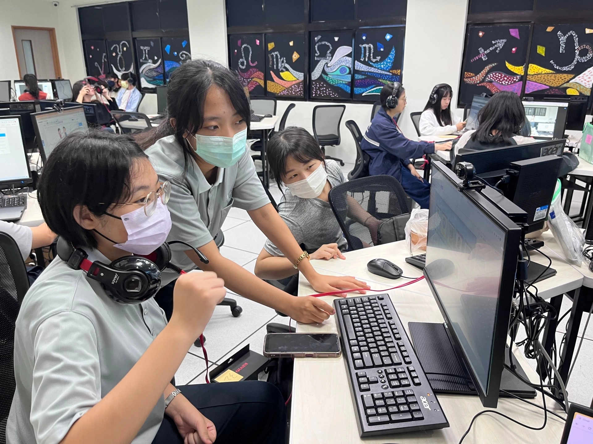 學生互相交流與協助,優化伴學教材