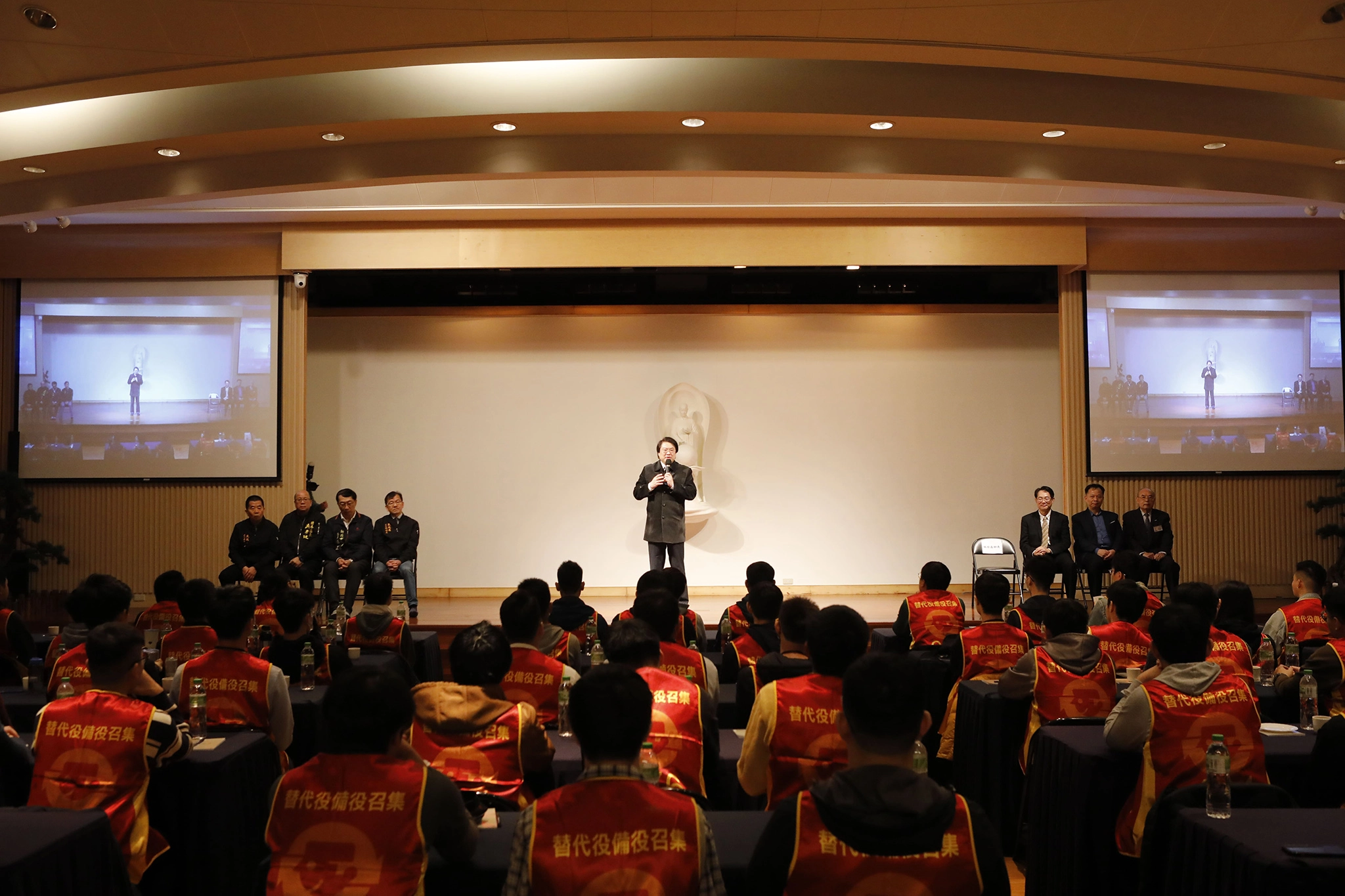 內政部長林右昌表示：感謝新北市政府團隊及慈濟師兄師姊的協助，讓回訓課程圓滿成功，各位經過三天學習所取得的證照，除了自救也能救人，EMT&ndash;I的證照在企業界也是受到認證及歡迎的。