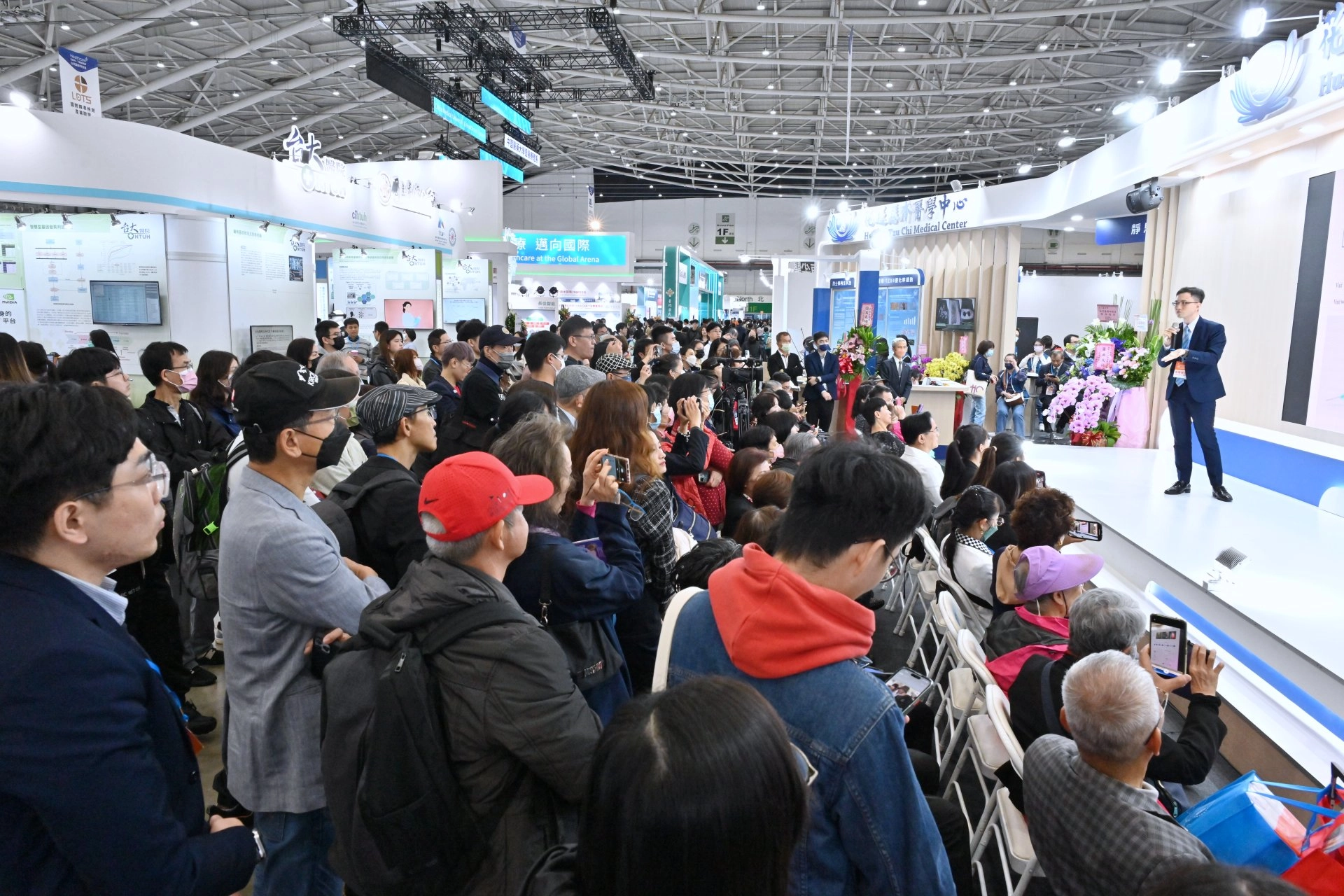 國璽幹細胞公司在台灣醫療科技展花蓮慈院展位,吸引許多腦中風病友家屬諮詢相關臨床試驗及治療訊息;在12月2日的專家講座中,更是座無虛席,吸引許多專家及關心慢性腦中風議題的民眾到場聆聽。