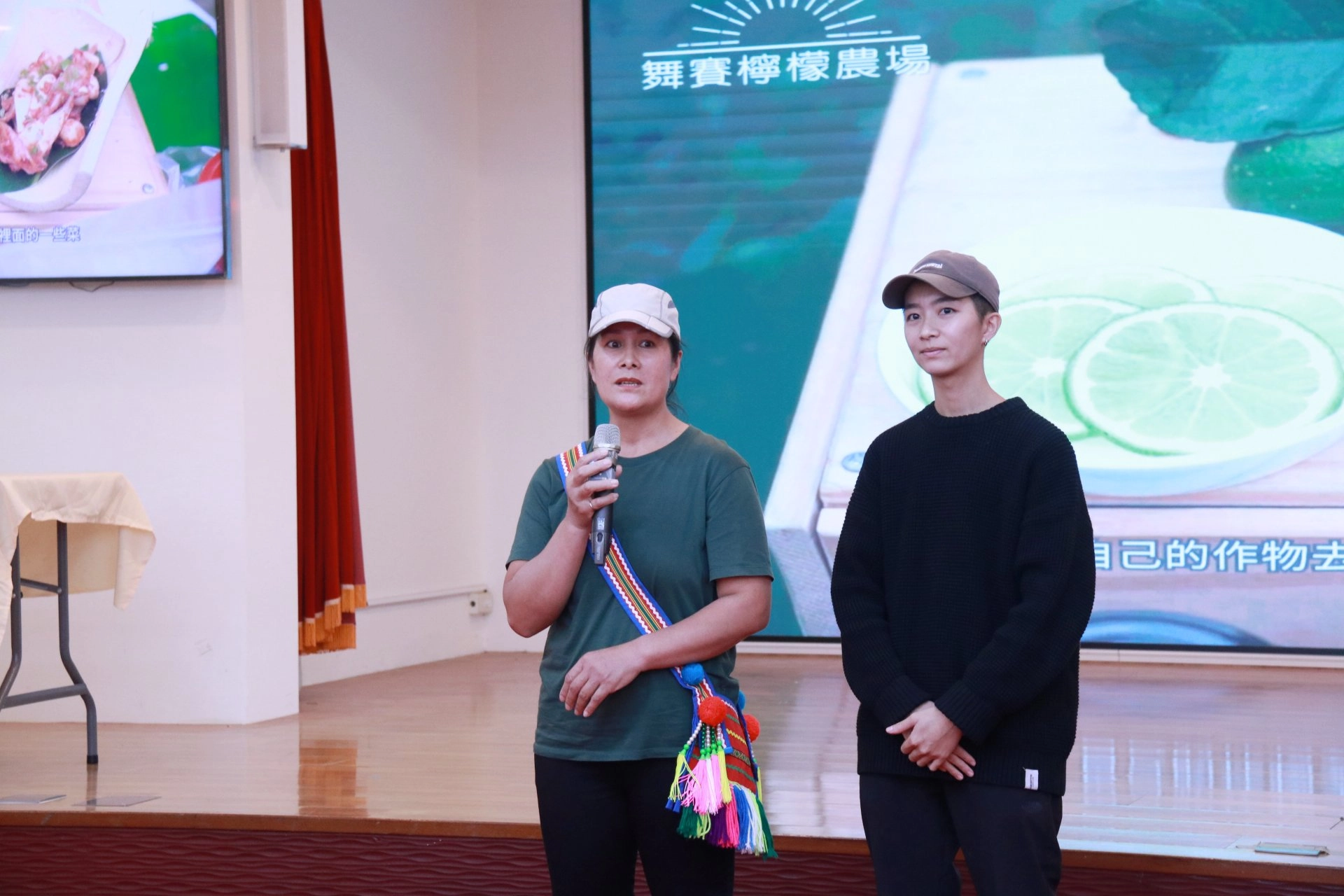 舞賽檸檬農場」的舞賽(林春玉)說,為了健康決定學習有機栽培,最後轉型成功,卻因為沒有行銷管道只能拿到附近的市場賤賣,疫情期間在台北工作的女兒林憶茹試著幫母親把商品放在臉書或IG上分享,獲得消費者好評今天他也很期待看到影片,讓更多人看到小農的堅持。